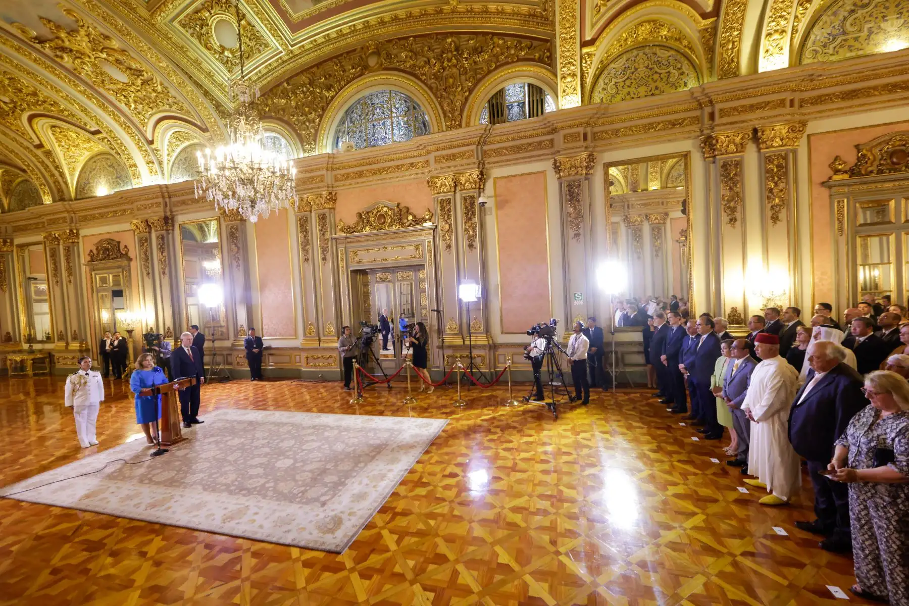 La presidenta de la república, Dina Ercilia Boluarte Zegarra, participó en la ceremonia de saludo por parte del Cuerpo Diplomático. La ceremonia se llevó a cabo en el salón Dorado de Palacio de Gobierno. 
Foto: ANDINA/Presidencia Perú