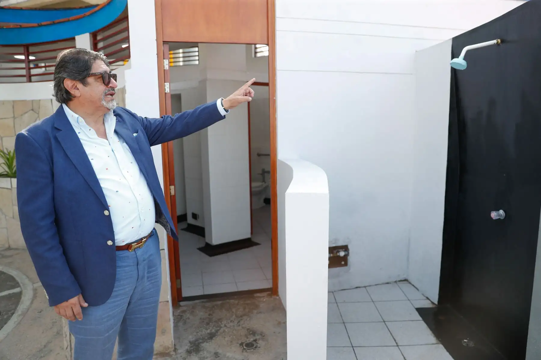 El alcalde de Miraflores, Carlos Canales, presentó infraestructura renovada para el público que acude a las playas del distrito, tales como baños, duchas al aire libre, vestidores y lavamanos. Foto: ANDINA/ Daniel Bracamonte