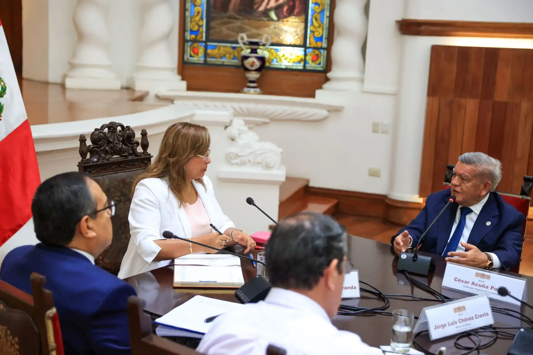 La presidenta de la república, Dina Boluarte, lidera una reunión con el gobernador regional de La Libertad, César Acuña.  Foto: ANDINA/ Prensa Presidencia