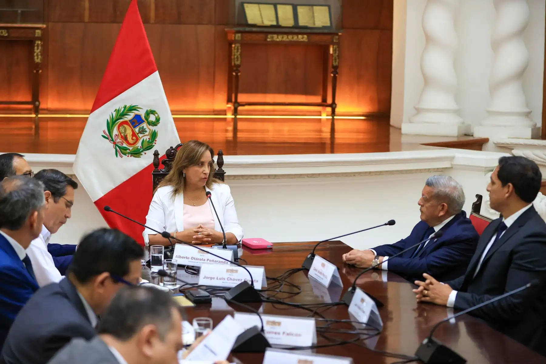 La presidenta de la república, Dina Boluarte, lidera una reunión con el gobernador regional de La Libertad, César Acuña.  Foto: ANDINA/ Prensa Presidencia