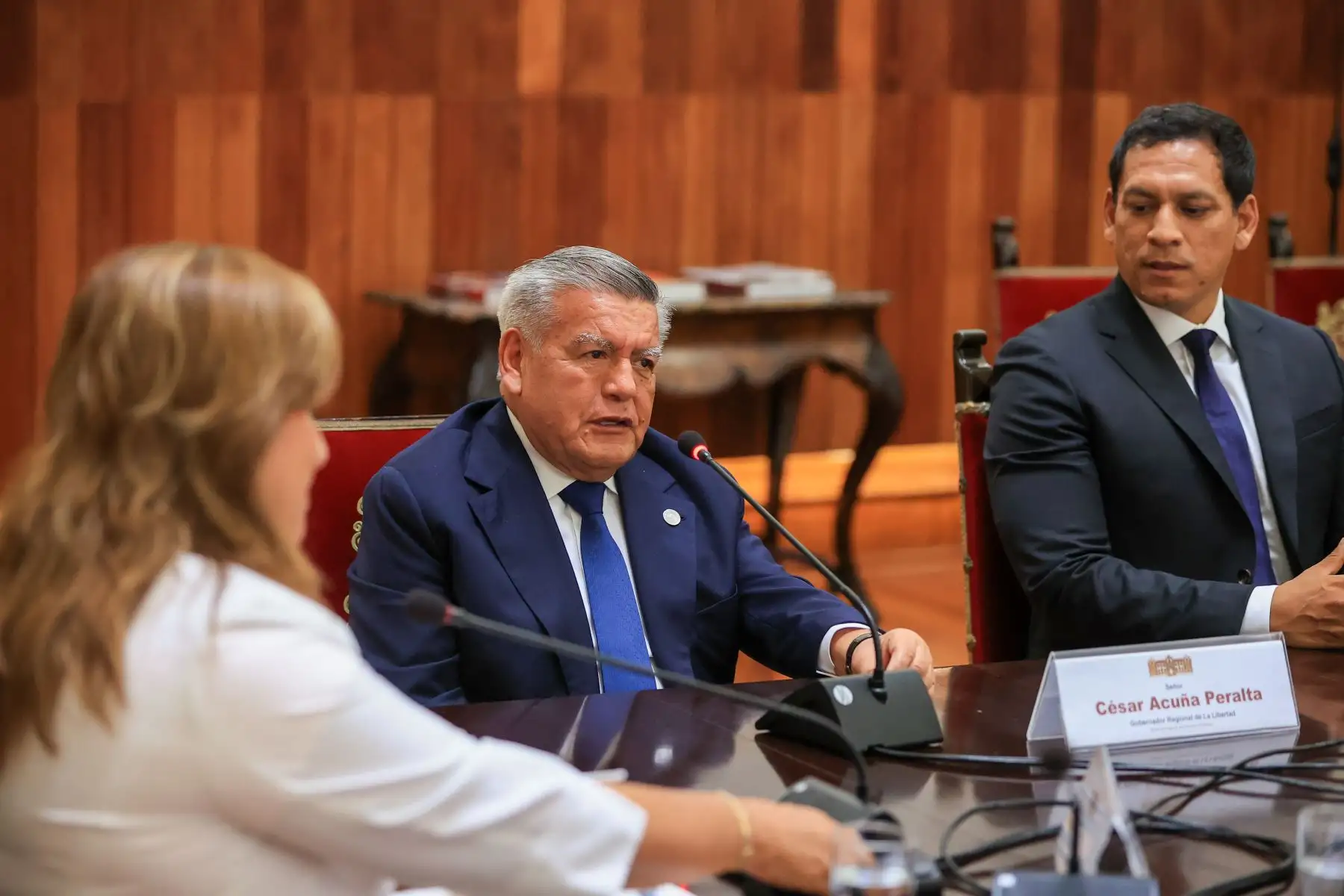 La presidenta de la república, Dina Boluarte, lidera una reunión con el gobernador regional de La Libertad, César Acuña.  Foto: ANDINA/ Prensa Presidencia