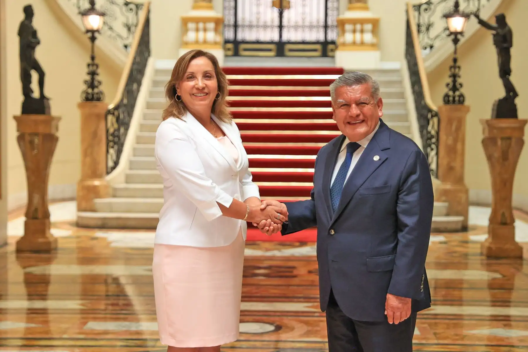 La presidenta de la república, Dina Boluarte, lidera una reunión con el gobernador regional de La Libertad, César Acuña. Foto: ANDINA/Prensa Presidencia