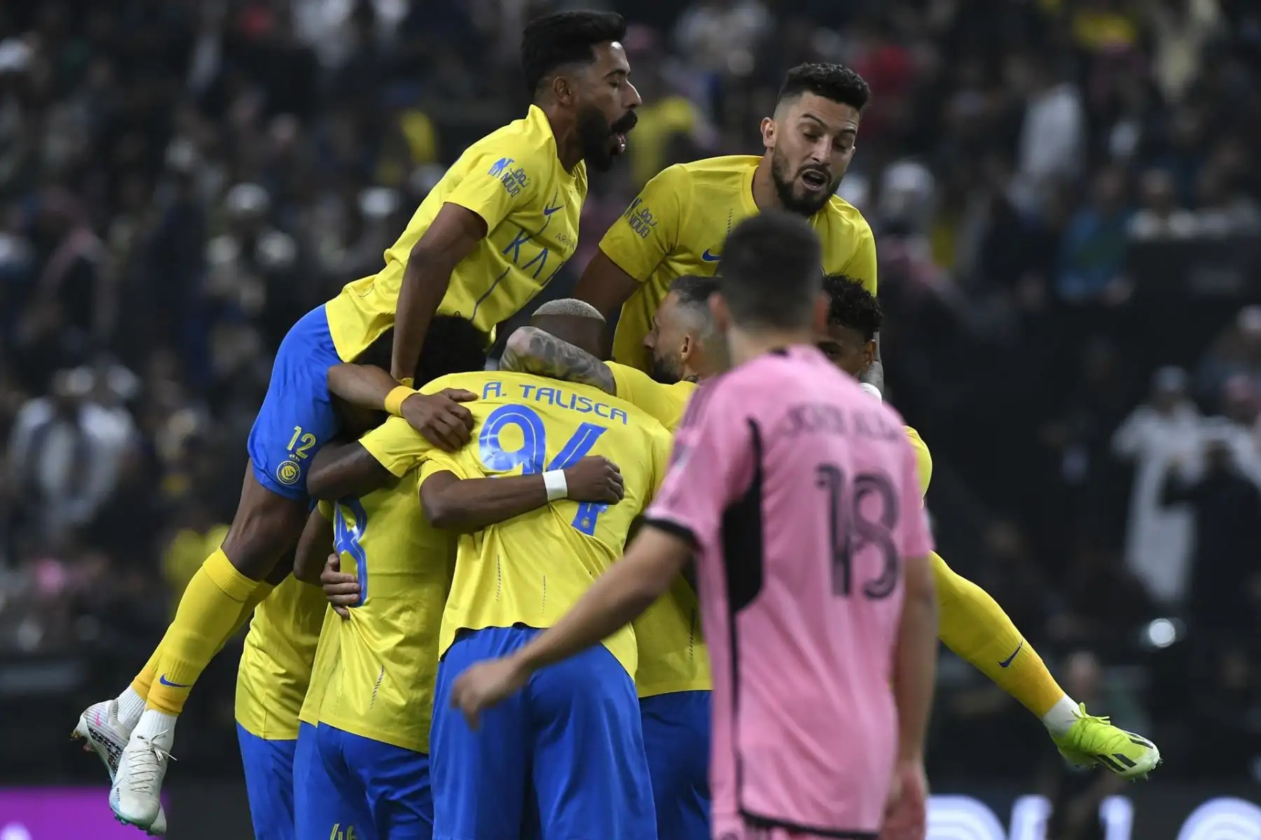 Los jugadores de Al Nassr celebran tras marcar el gol 1-0 durante el partido de la Riyadh Season Cup 2024 entre Al Nassr e Inter Miami en Riad, Arabia Saudita.
Foto: EFE