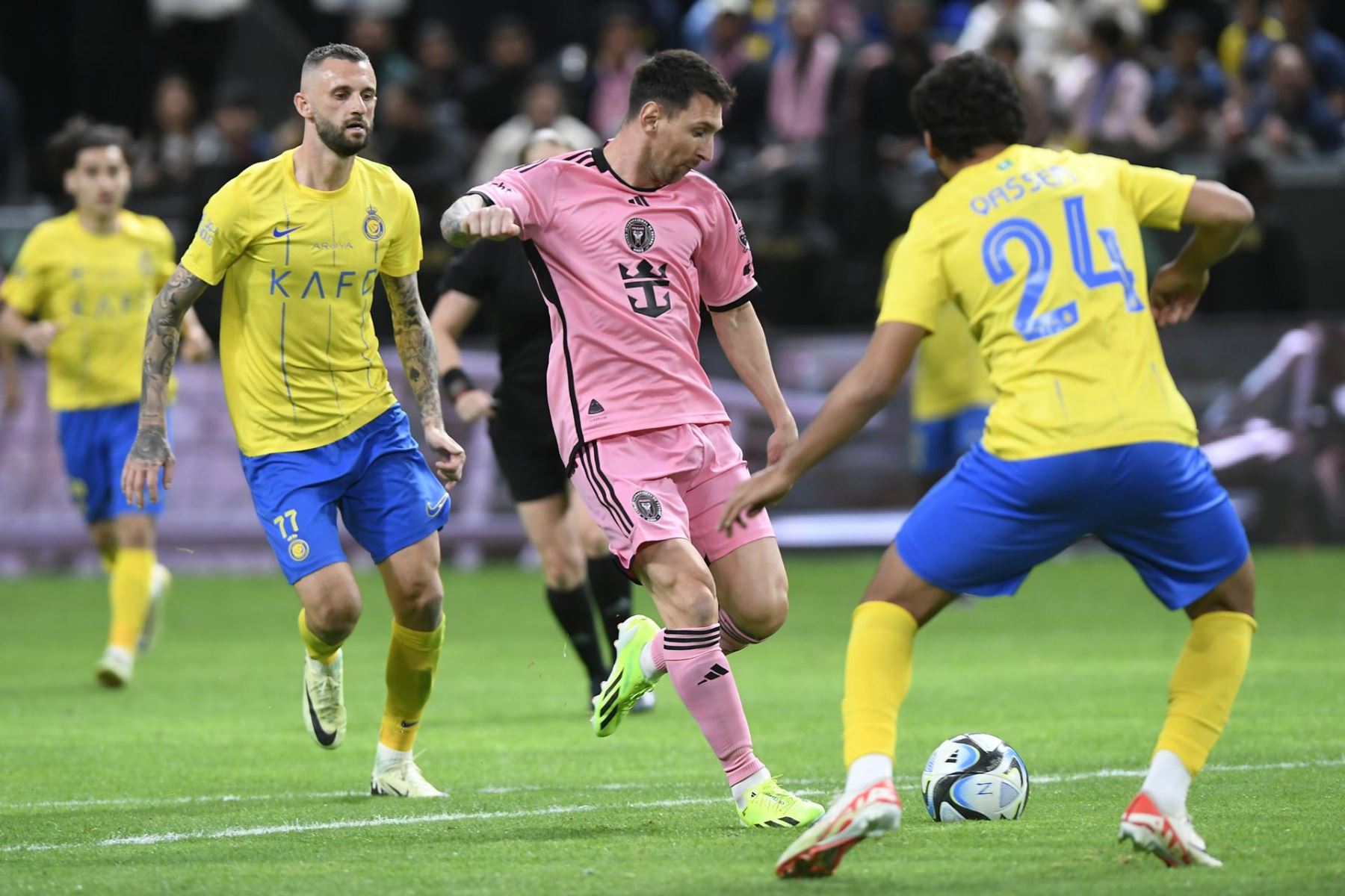 Lionel Messi del Inter Miami en acción con Mohammed Qasem de Al Nassr durante el partido de la Riyadh Season Cup 2024 entre Al Nassr e Inter Miami en Riad, Arabia Saudita.
Foto: EFE