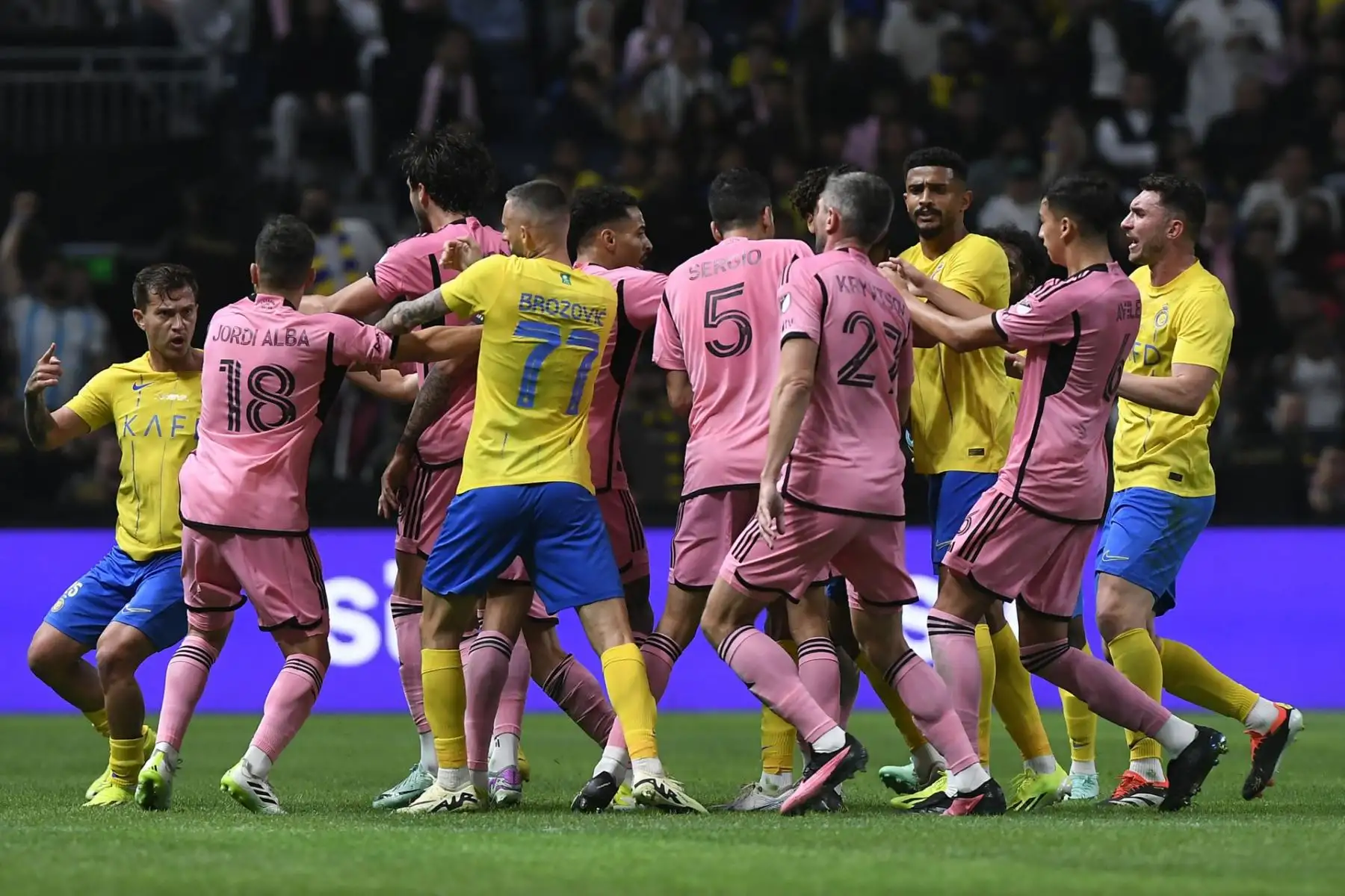 Jugadores de Al Nassr e Inter Miami en una pelea durante el partido de la Riyadh Season Cup 2024 entre Al Nassr e Inter Miami en Riad, Arabia Saudita.
Foto:EFE