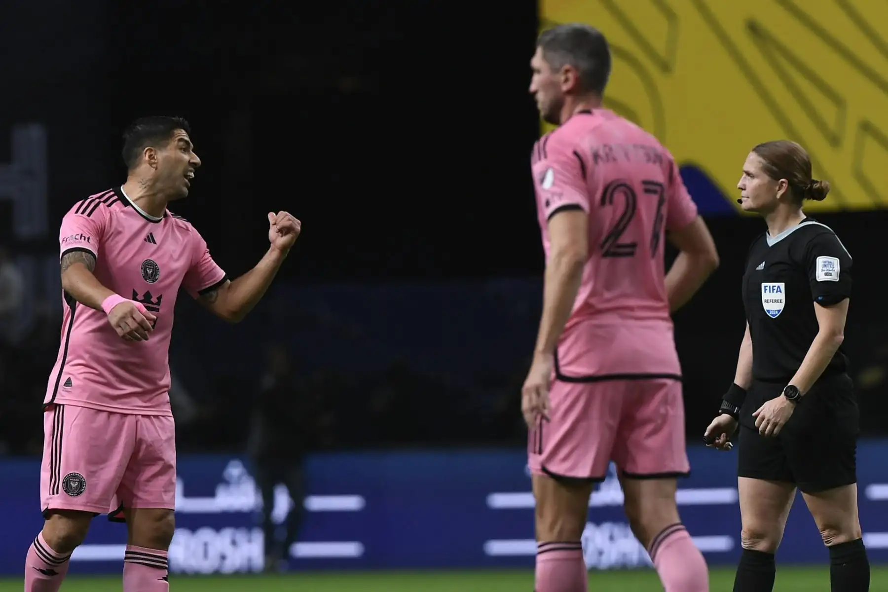 Luis Suárez del Inter Miami habla con la árbitro suiza Esther Staubli durante el partido de la Riyadh Season Cup 2024 entre Al Nassr e Inter Miami en Riad, Arabia Saudita.
Foto: EFE