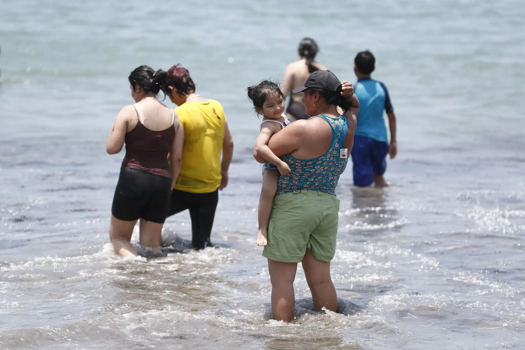 Cientos de veraneantes acuden masivamente a la playa Agua Dulce de Chorrillos, durante la temporada de verano 2024, la cual está manifestando altas temperaturas en Lima en los últimos días. Foto: ANDINA/Daniel Bracamonte