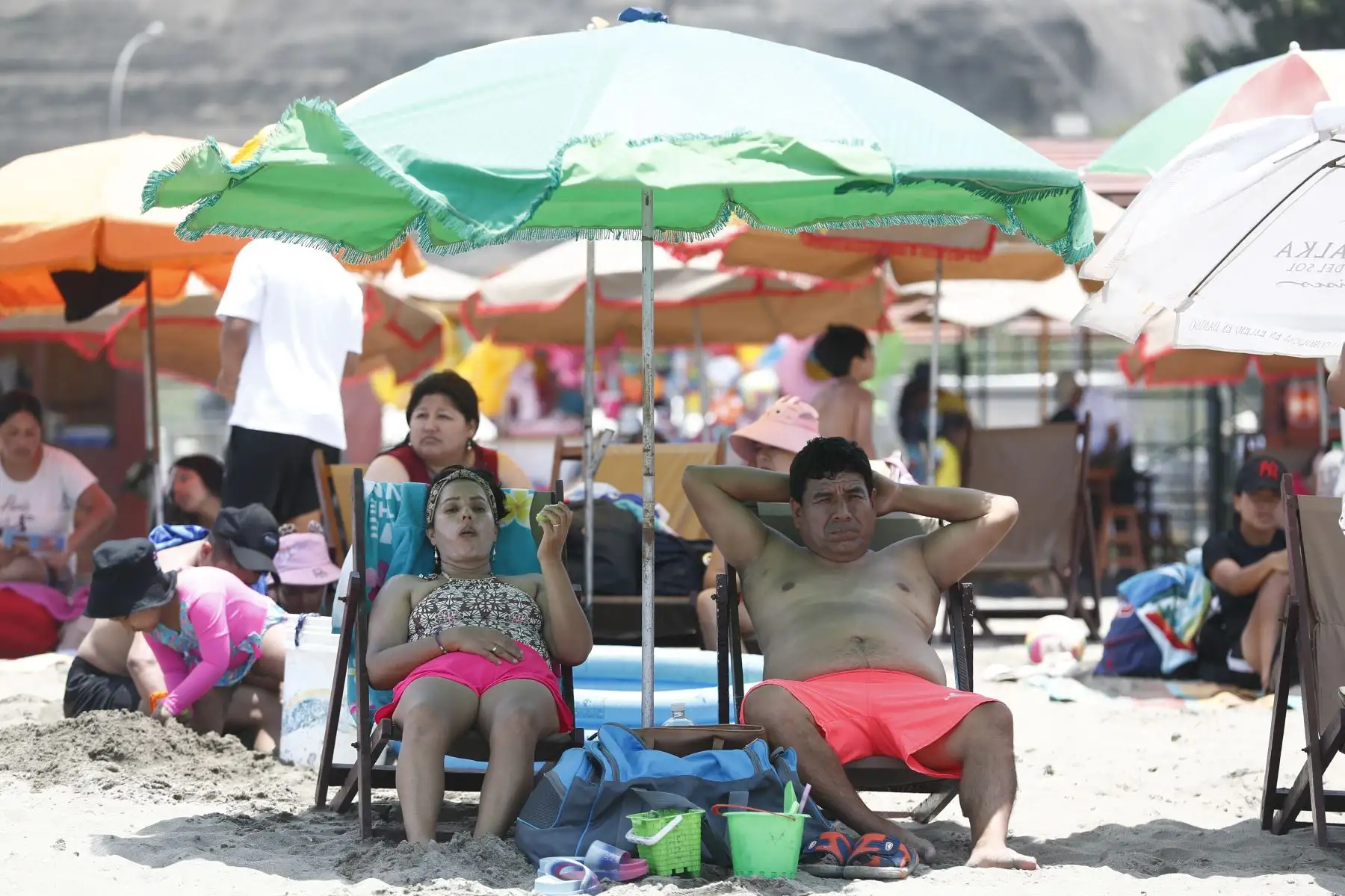 Las sombrillas, gorros y sombreros son elementos indispensables para los veraneantes y trabajadores que acuden a la playa Agua Dulce de Chorrillos en esta temporada de verano 2024, la cual está manifestando altas temperaturas en Lima que llegan hasta los 33ºC de sensación térmica. Foto: ANDINA/Daniel Bracamonte