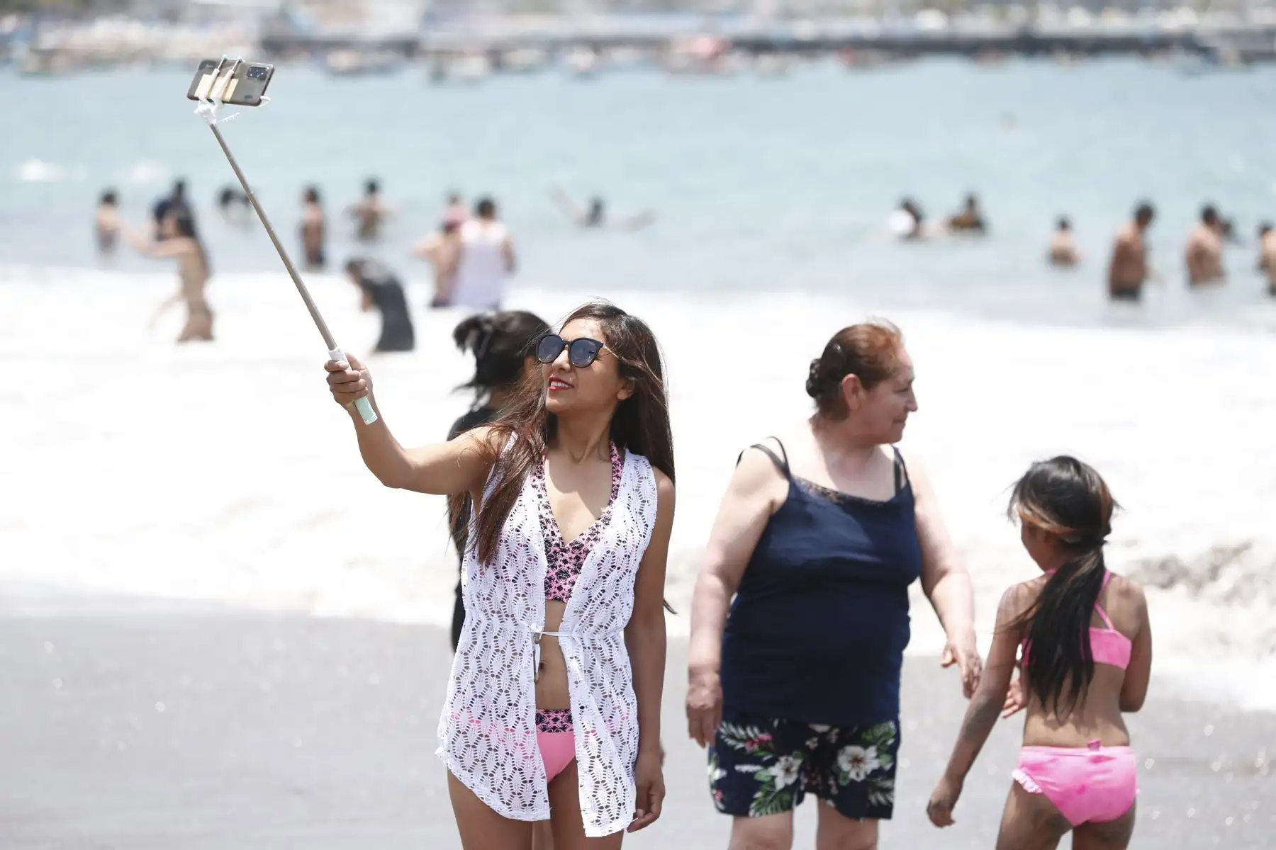 Cientos de veraneantes acuden masivamente a la playa Agua Dulce de Chorrillos, durante la temporada de verano 2024, la cual está manifestando altas temperaturas en Lima en los últimos días. Foto: ANDINA/Daniel Bracamonte