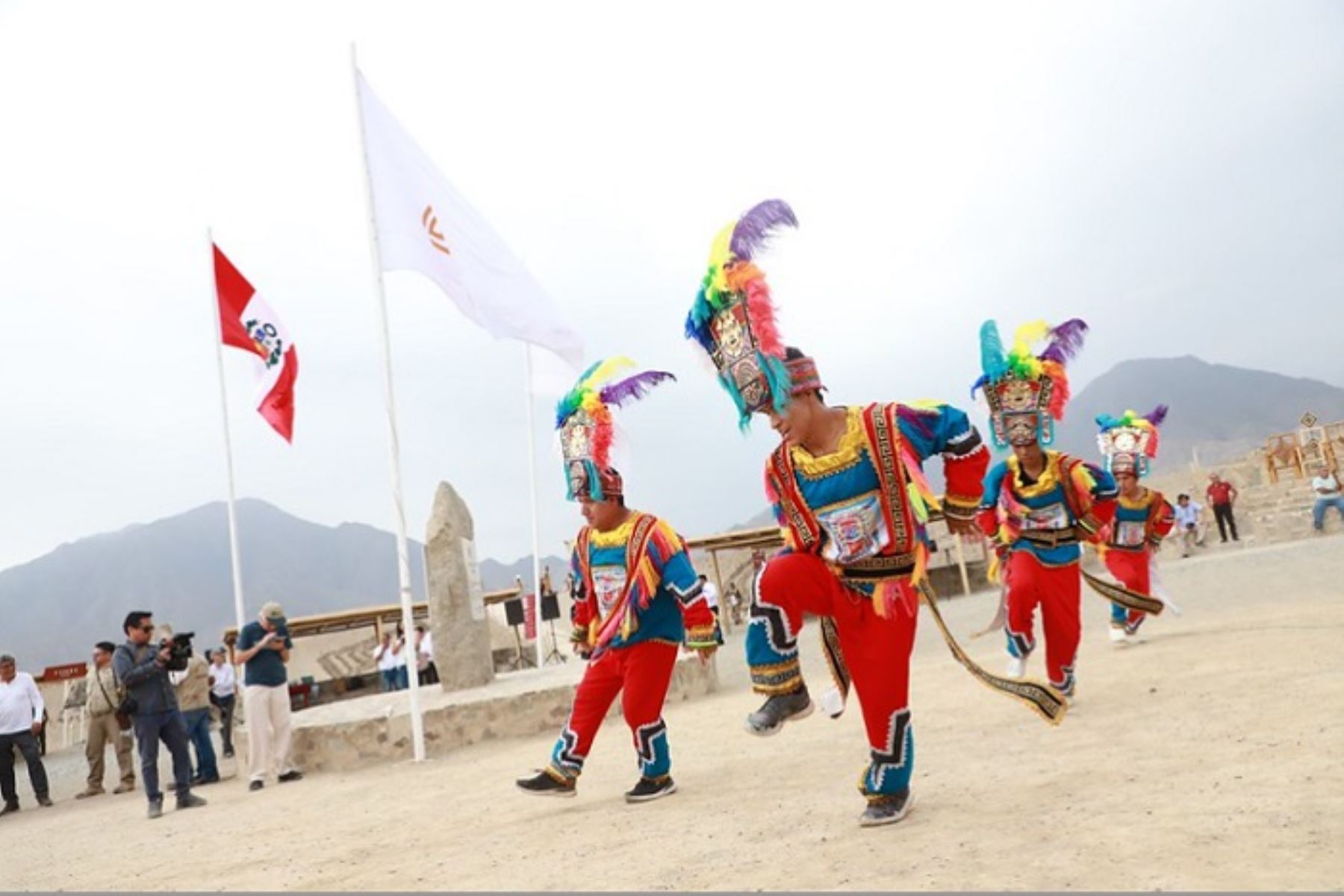 La ceremonia de reconocimiento a Caral contó también la participación de la viceministra de Turismo, Madeleine Burns; la gobernadora regional de Lima, Rosa Vásquez; el alcalde provincial de Barranca, Luis Ueno; el alcalde distrital de Supe, Miguel Bragayrac; y la directora de la Zona Arqueológica Caral, Unidad Ejecutora 003 del Ministerio de Cultura, Ruth Shady.