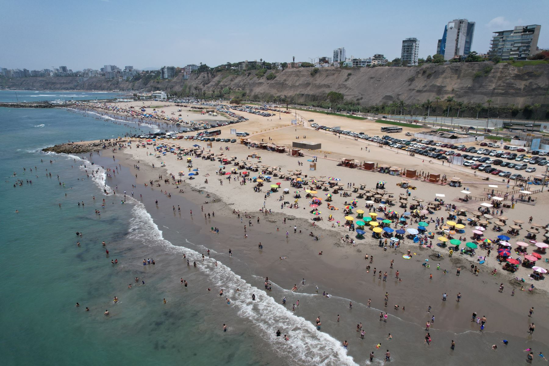 Cientos de veraneantes acuden masivamente a la playa Agua Dulce de Chorrillos, durante la temporada de verano 2024, la cual está manifestando altas temperaturas en Lima en los últimos días. Foto: ANDINA/Daniel Bracamonte