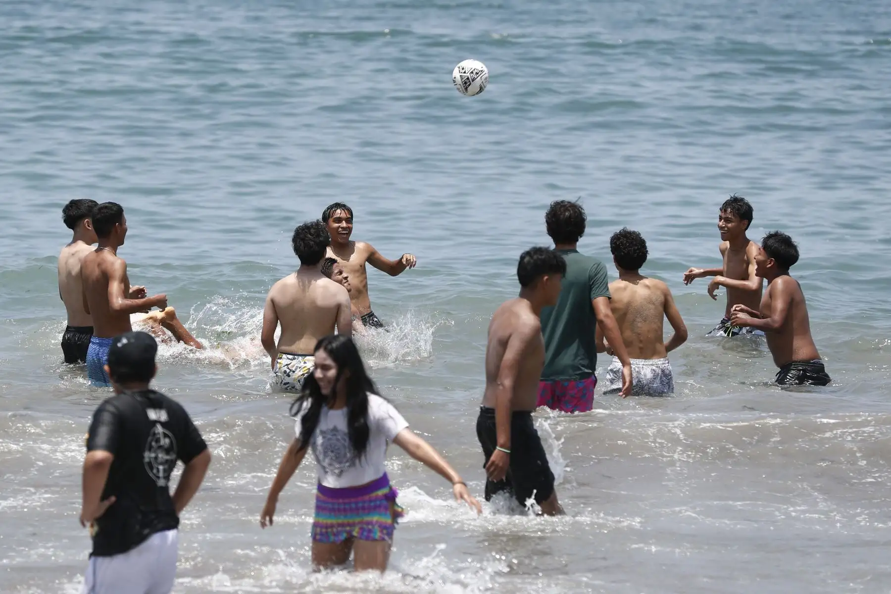 Cientos de veraneantes acuden masivamente a la playa Agua Dulce de Chorrillos, durante la temporada de verano 2024, la cual está manifestando altas temperaturas en Lima en los últimos días. Foto: ANDINA/Daniel Bracamonte