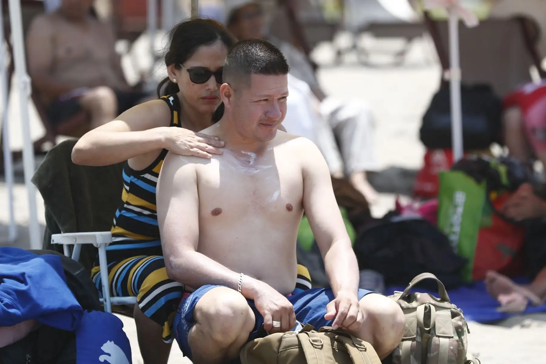 Ante la sensación térmica de 33ºC que se siente en Lima en los últimos días como principal manifestación del verano 2024, la gran mayoría de veraneantes que acuden a la playa Agua Dulce de Chorrillos se protegen la piel usando bloqueador solar. Foto: ANDINA/Daniel Bracamonte