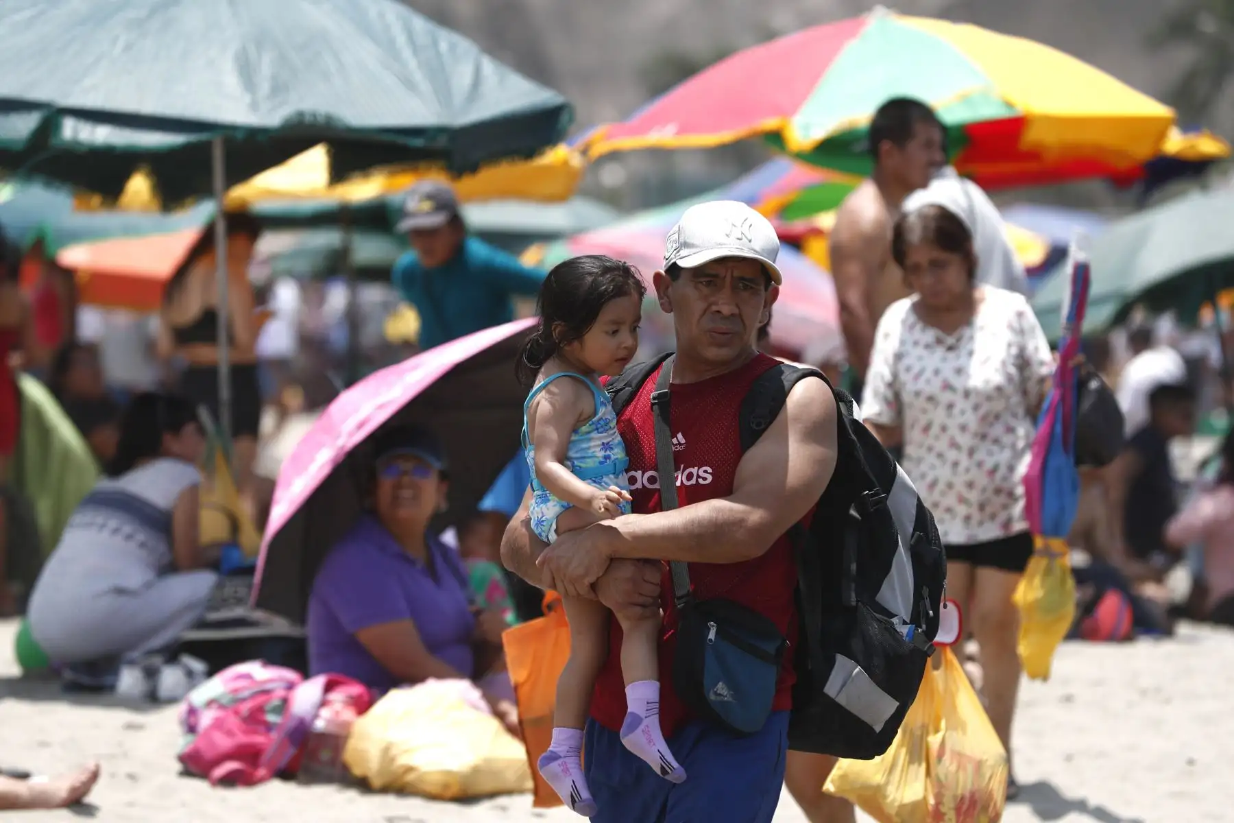 Las sombrillas, gorros y sombreros son elementos indispensables para los veraneantes y trabajadores que acuden a la playa Agua Dulce de Chorrillos en esta temporada de verano 2024, la cual está manifestando altas temperaturas en Lima que llegan hasta los 33ºC de sensación térmica. Foto: ANDINA/Daniel Bracamonte