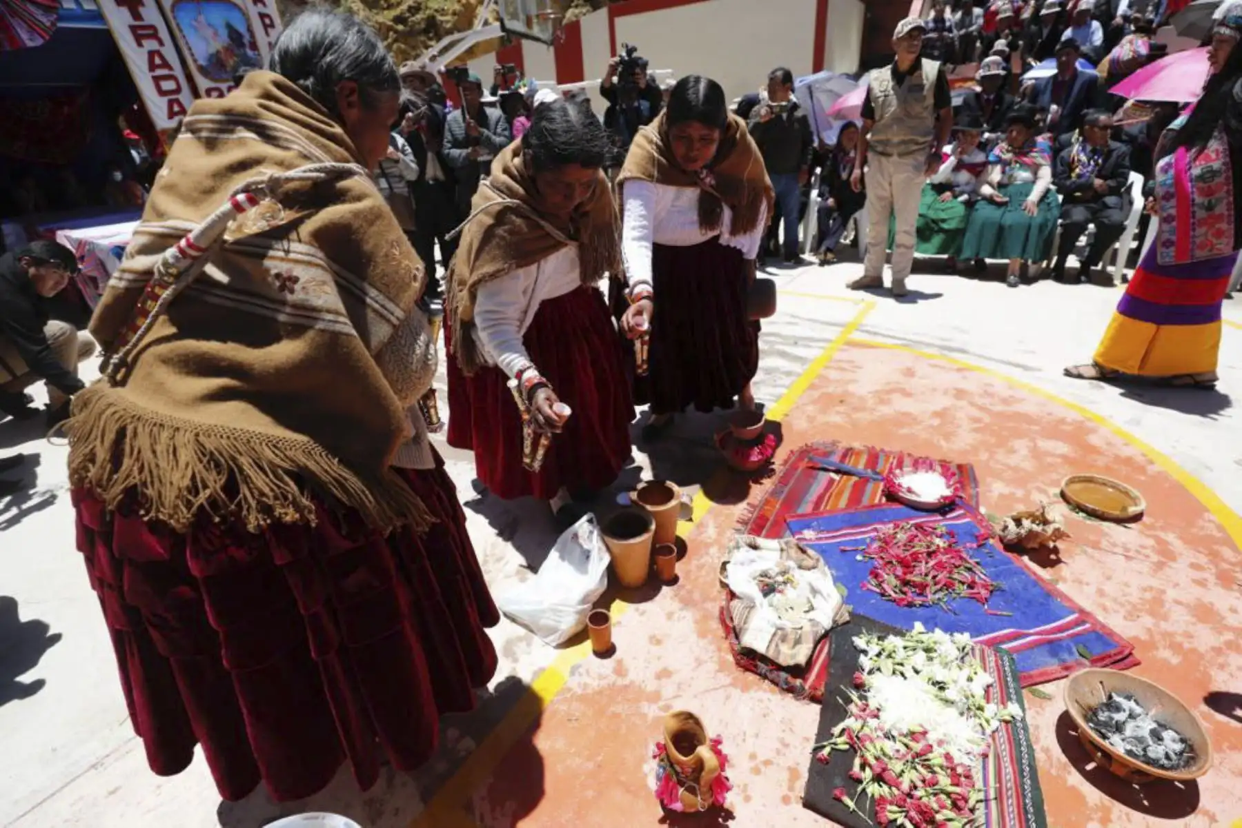La ministra de Cultura, Leslie Urteaga, llegó a la ciudad de Puno para participar en las vísperas de la Festividad de la Virgen de la Candelaria, de la que dijo que nos une en el fervor y en las costumbres ancestrales, e invitó a todos a visitar la región altiplánica para gozar de la fiesta declarada Patrimonio Cultural Inmaterial de la Humanidad por la Unesco en el 2014.
Foto: ANDINA/MINCUL