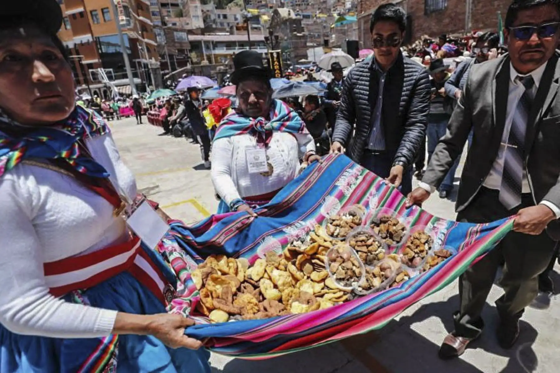 La ministra de Cultura, Leslie Urteaga, llegó a la ciudad de Puno para participar en las vísperas de la Festividad de la Virgen de la Candelaria, de la que dijo que nos une en el fervor y en las costumbres ancestrales, e invitó a todos a visitar la región altiplánica para gozar de la fiesta declarada Patrimonio Cultural Inmaterial de la Humanidad por la Unesco en el 2014.
Foto: ANDINA/MINCUL