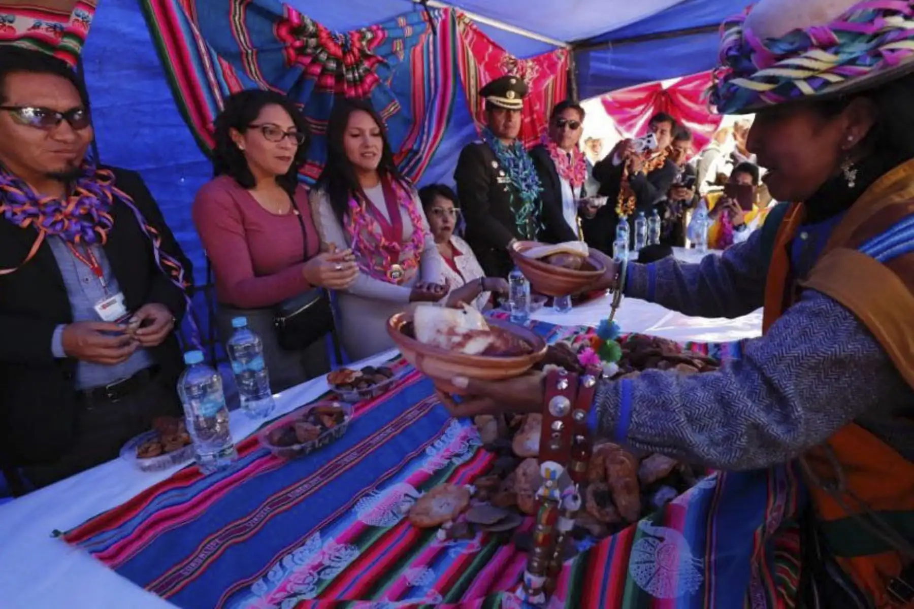 La ministra de Cultura, Leslie Urteaga, llegó a la ciudad de Puno para participar en las vísperas de la Festividad de la Virgen de la Candelaria, de la que dijo que nos une en el fervor y en las costumbres ancestrales, e invitó a todos a visitar la región altiplánica para gozar de la fiesta declarada Patrimonio Cultural Inmaterial de la Humanidad por la Unesco en el 2014.
Foto: ANDINA/MINCUL