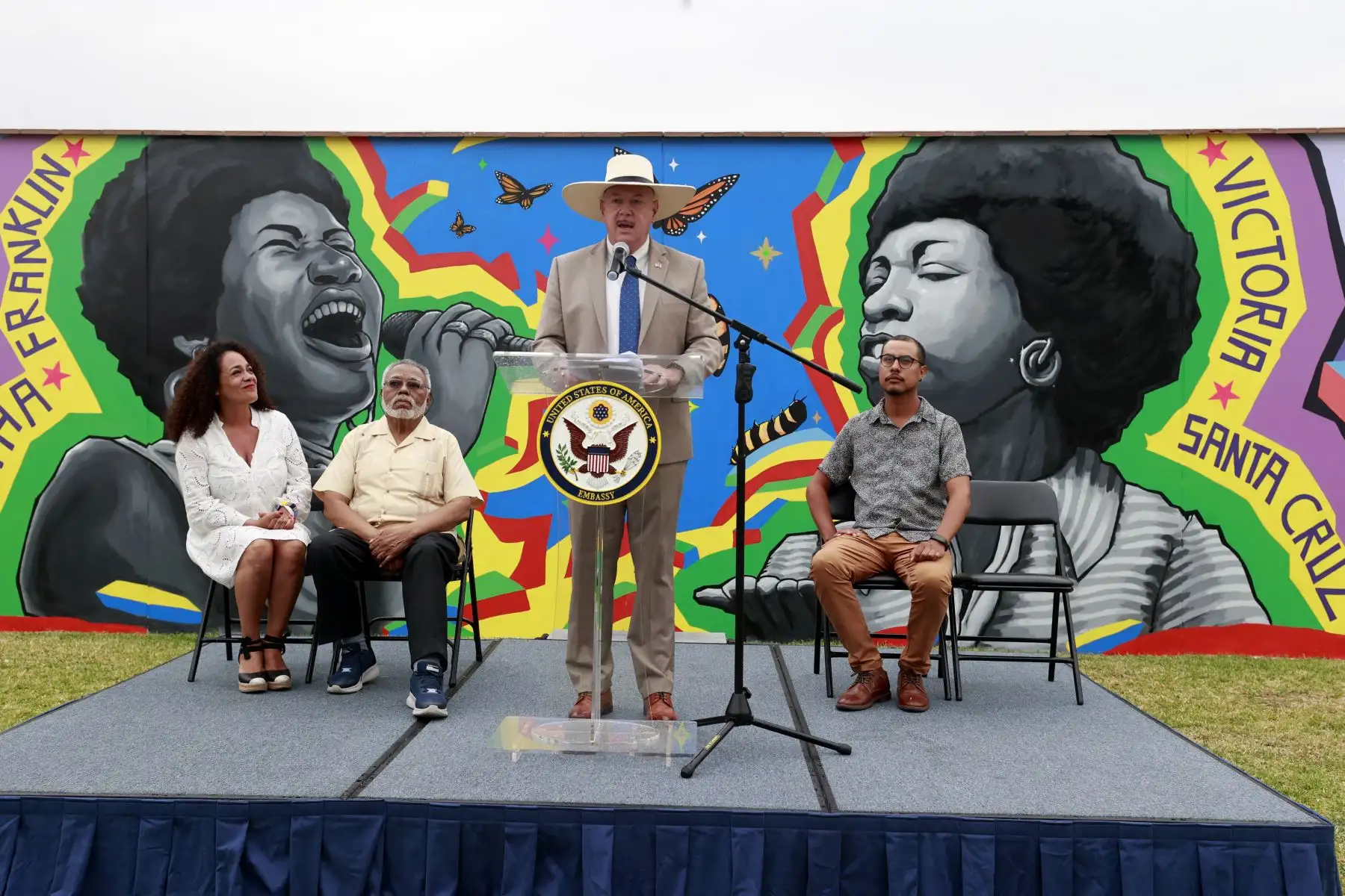 Para conmemorar el Mes de la Herencia Afroamericana, la Embajada de los Estados Unidos en el Perú develó un mural en su sede en el distrito de Surco, destacando la vida y contribuciones de las artistas Victoria Santa Cruz y Aretha Franklin, destacadas figuras que defendieron los derechos de la población afrodescendiente en los Estados Unidos y el Perú, promovieron la paz, tolerancia, inclusión y lucha contra la discriminación racial.
Foto: ANDINA/Vidal Tarqui