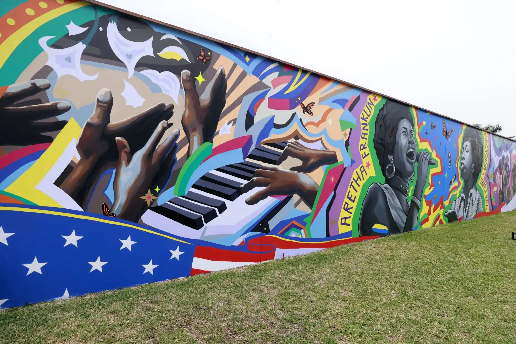 El mural resalta a mujeres líderes peruanas y estadounidenses que dejaron una huella significativa, es el resultado del excepcional trabajo del artista Nadir Alzamora Manosalva, ganador del concurso lanzado por la Embajada en 2023. Ubicado estratégicamente en Surco, el mural se ubica al costado del mural dedicado a Yma Sumac, para resaltar el trabajo de mujeres artistas empoderadas, celebrar sus contibuciones a la cultura y sociedad de los Estados Unidos y valorar la diversidad cultural de ambos países.

Foto: ANDINA/Vidal Tarqui