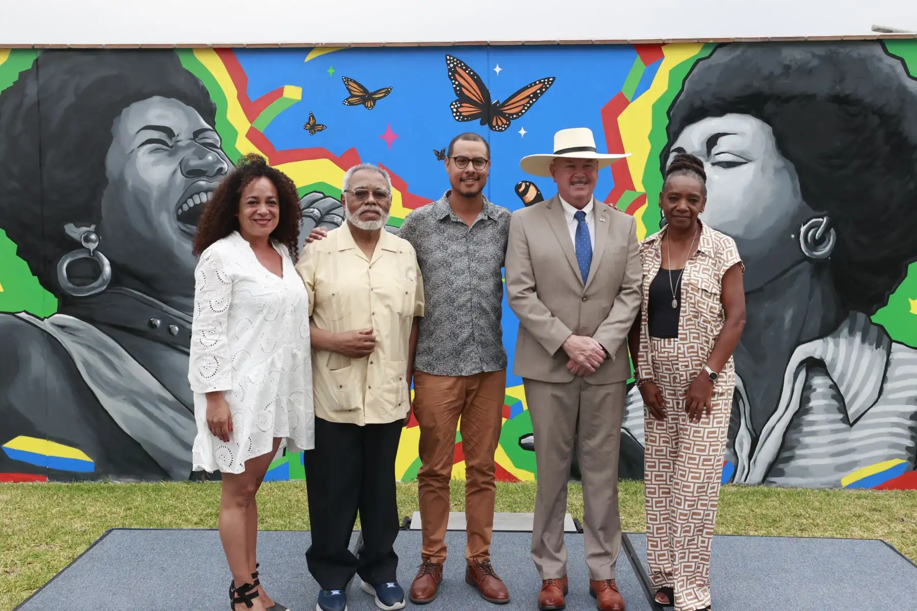 Para conmemorar el Mes de la Herencia Afroamericana, la Embajada de los Estados Unidos en el Perú develó un mural en su sede en el distrito de Surco, destacando la vida y contribuciones de las artistas Victoria Santa Cruz y Aretha Franklin, destacadas figuras que defendieron los derechos de la población afrodescendiente en los Estados Unidos y el Perú, promovieron la paz, tolerancia, inclusión y lucha contra la discriminación racial.
Foto: ANDINA/Vidal Tarqui