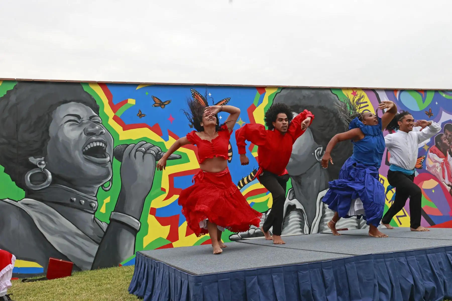 Para conmemorar el Mes de la Herencia Afroamericana, la Embajada de los Estados Unidos en el Perú develó un mural en su sede en el distrito de Surco, destacando la vida y contribuciones de las artistas Victoria Santa Cruz y Aretha Franklin, destacadas figuras que defendieron los derechos de la población afrodescendiente en los Estados Unidos y el Perú, promovieron la paz, tolerancia, inclusión y lucha contra la discriminación racial.
Foto: ANDINA/Vidal Tarqui