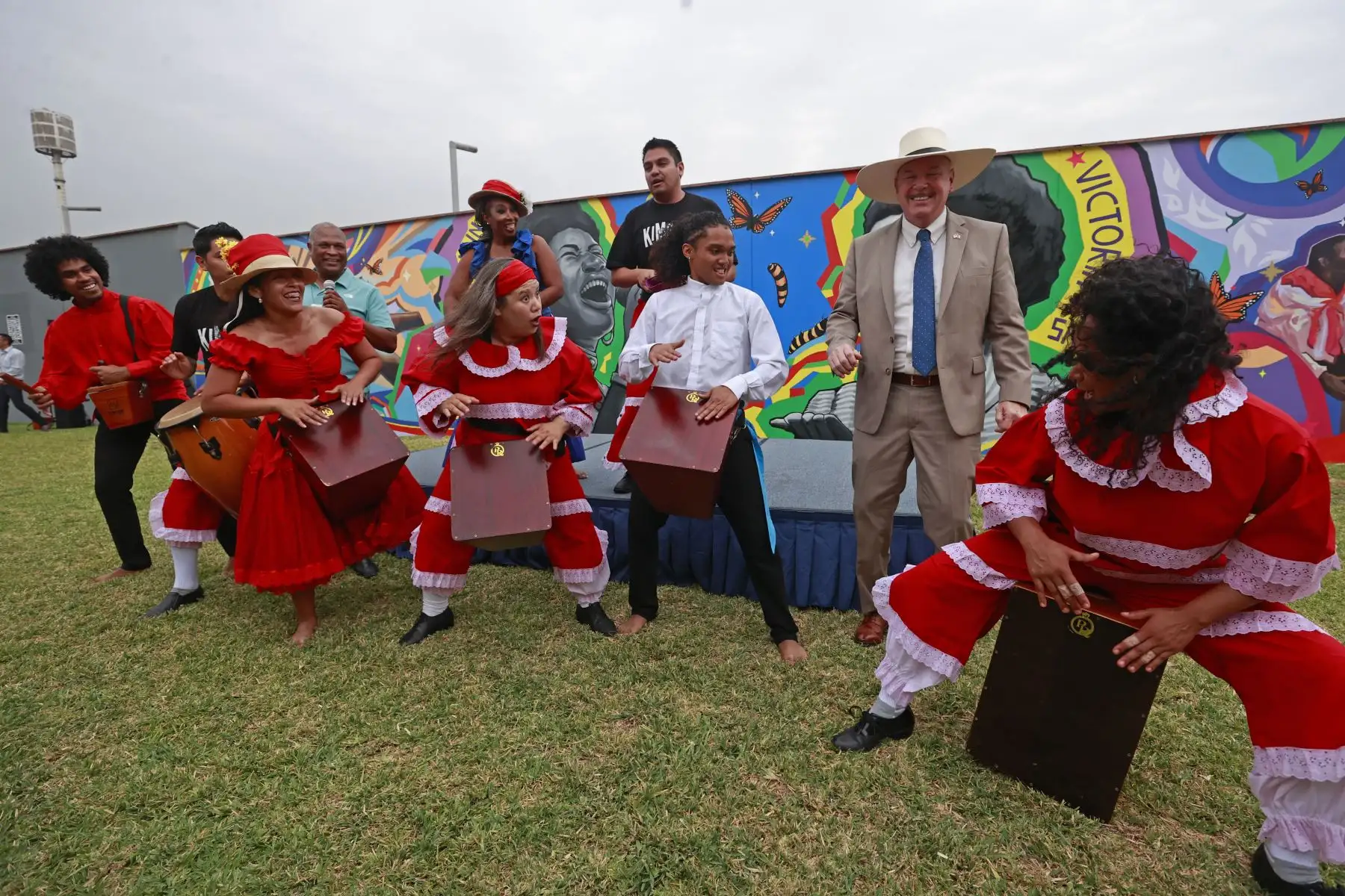 Para conmemorar el Mes de la Herencia Afroamericana, la Embajada de los Estados Unidos en el Perú develó un mural en su sede en el distrito de Surco, destacando la vida y contribuciones de las artistas Victoria Santa Cruz y Aretha Franklin, destacadas figuras que defendieron los derechos de la población afrodescendiente en los Estados Unidos y el Perú, promovieron la paz, tolerancia, inclusión y lucha contra la discriminación racial.
Foto: ANDINA/Vidal Tarqui