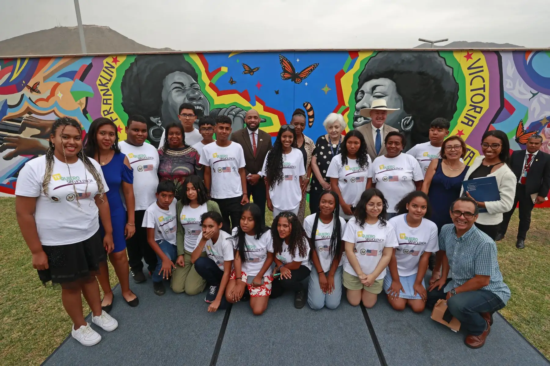 Para conmemorar el Mes de la Herencia Afroamericana, la Embajada de los Estados Unidos en el Perú develó un mural en su sede en el distrito de Surco, destacando la vida y contribuciones de las artistas Victoria Santa Cruz y Aretha Franklin, destacadas figuras que defendieron los derechos de la población afrodescendiente en los Estados Unidos y el Perú, promovieron la paz, tolerancia, inclusión y lucha contra la discriminación racial.
Foto: ANDINA/Vidal Tarqui