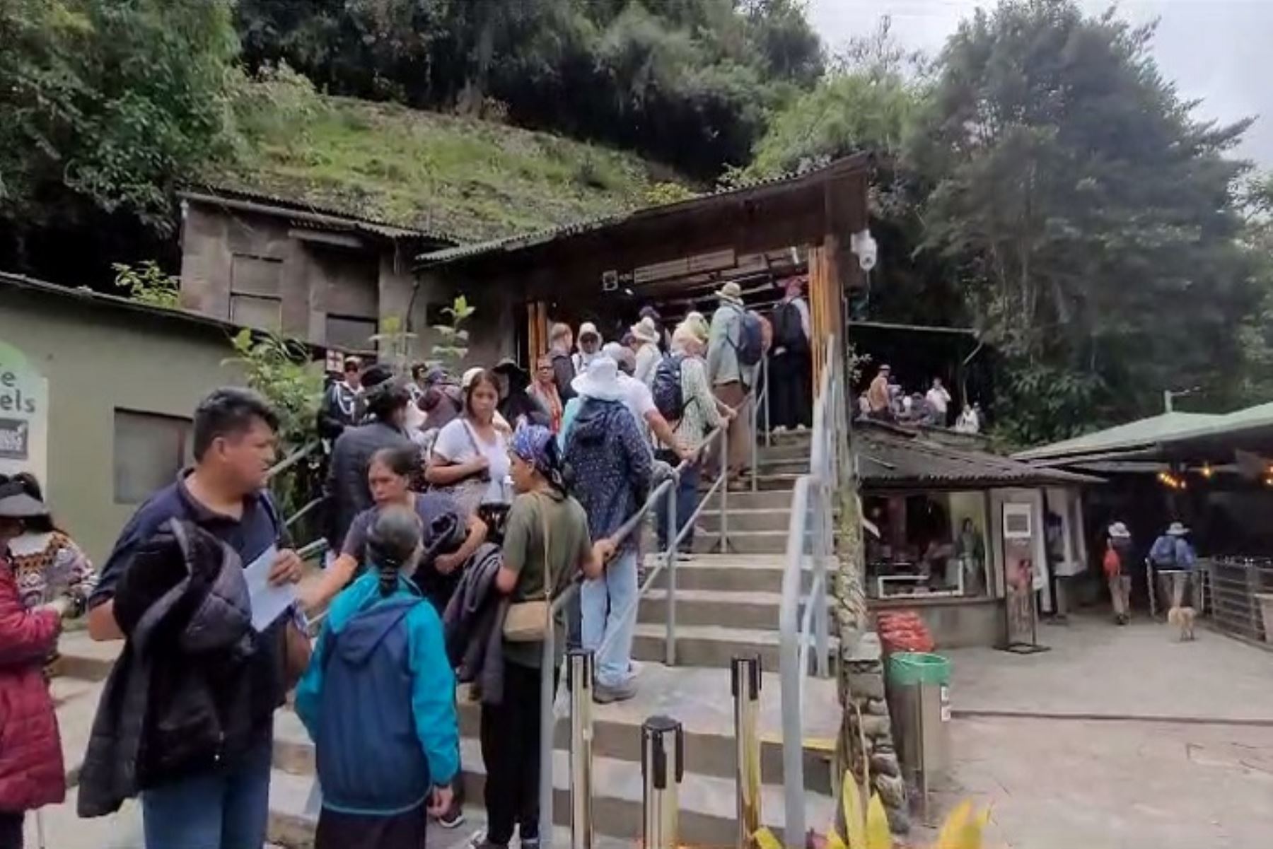 En Machu Picchu Pueblo, también conocido como Aguas Calientes, las actividades comerciales vuelven a la normalidad. Los hoteles ya atienden en casi el 100 %, precisó el alcalde Elvis La Torre.