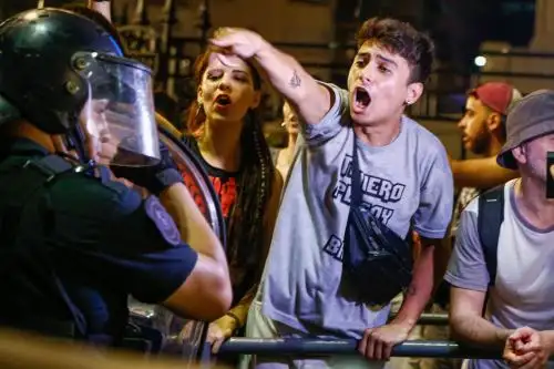 Manifestantes protestan contra el proyecto de 