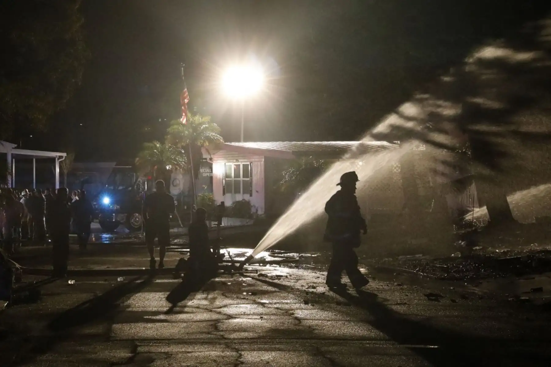 Bomberos trabajan para apagar un incendio después de que una avioneta se estrellara en el parque de casas móviles Bayside Waters en Clearwater, Florida. Foto: AFP