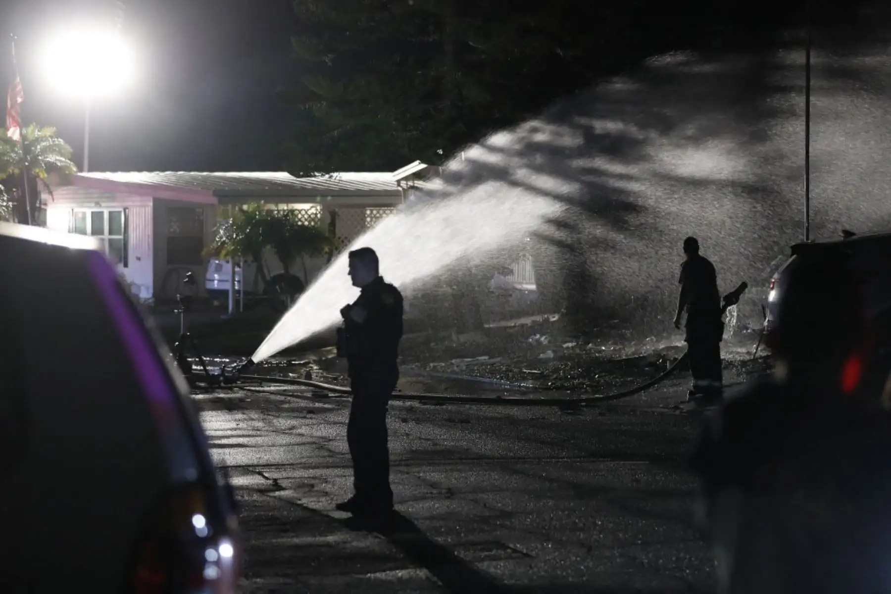 Bomberos trabajan para apagar un incendio después de que una avioneta se estrellara en el parque de casas móviles Bayside Waters en Clearwater, Florida. Foto: AFP