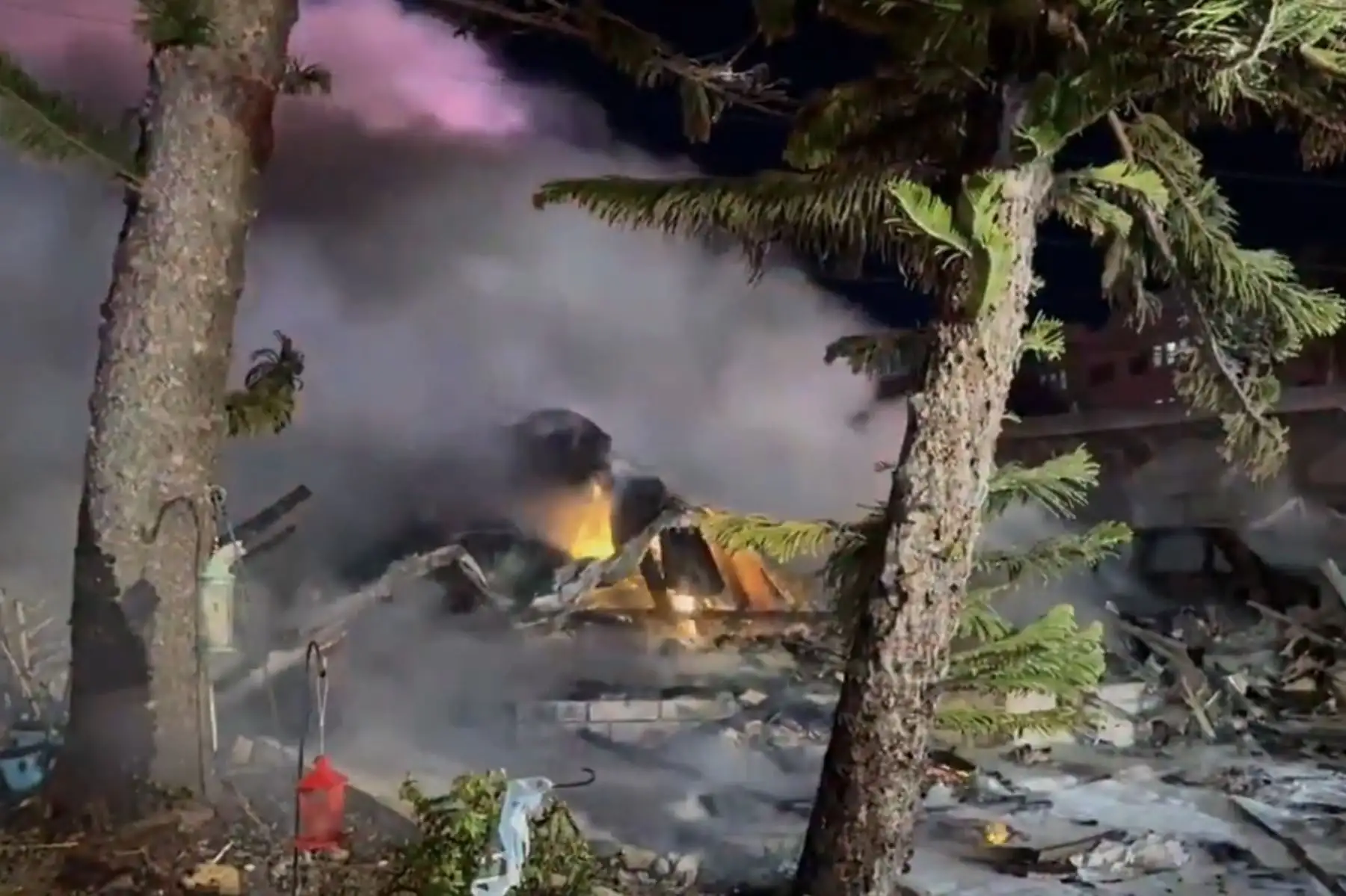 Varias personas murieron este jueves después de que una avioneta se estrellara contra un parque de casas rodantes en Clearwater, en el noroeste de Florida, provocando incendios en algunas viviendas, informaron las autoridades. Foto: Departamento de Bomberos de Clearwater