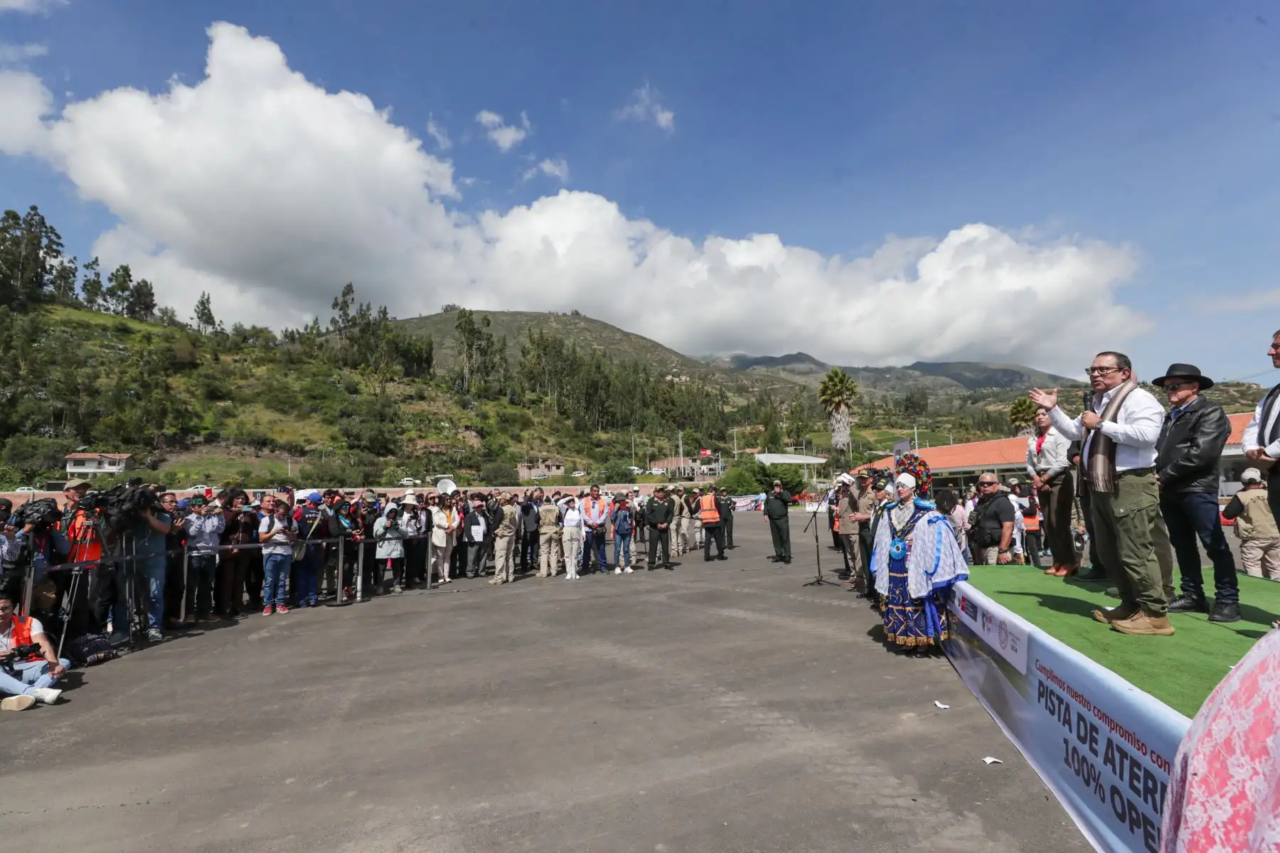 El presidente del Consejo de Ministros, Alberto Otárola, destacó la culminación de las obras de la nueva pista de aterrizaje del aeropuerto Germán Arias Graziani, en Huaraz. Foto: ANDINA/PCM