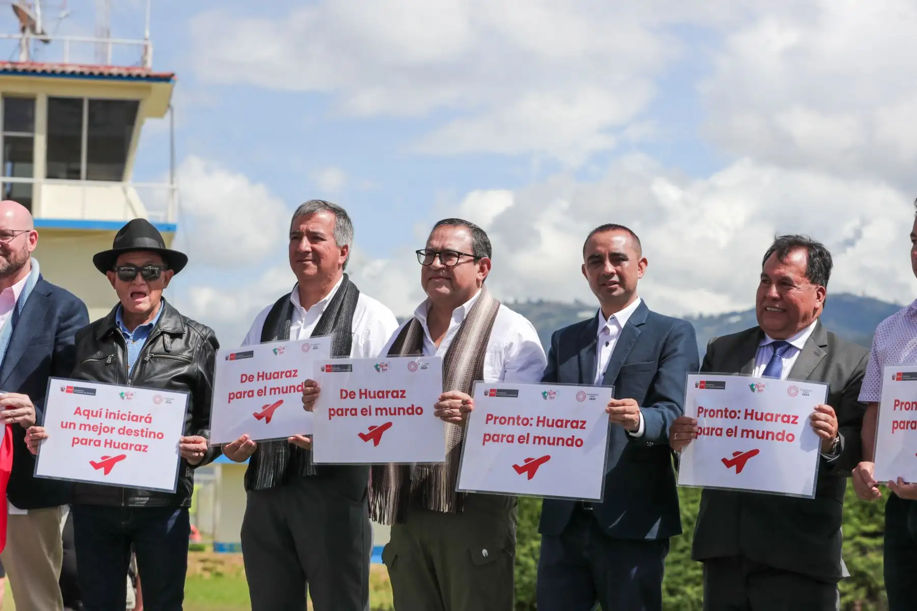 El presidente del Consejo de Ministros, Alberto Otárola, destacó la culminación de las obras de la nueva pista de aterrizaje del aeropuerto Germán Arias Graziani, en Huaraz. Foto: ANDINA/PCM