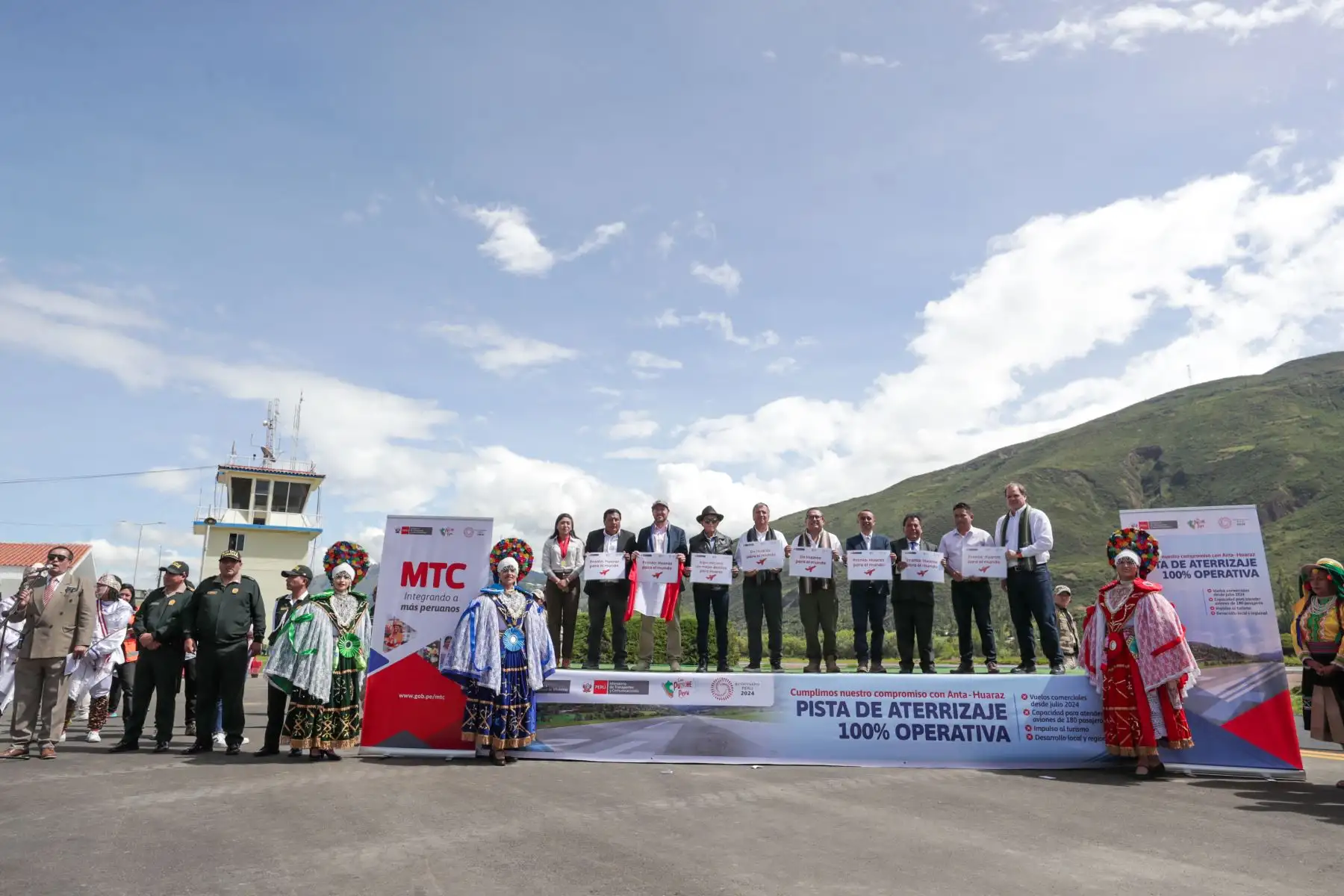El presidente del Consejo de Ministros, Alberto Otárola, destacó la culminación de las obras de la nueva pista de aterrizaje del aeropuerto Germán Arias Graziani, en Huaraz. Foto: ANDINA/PCM