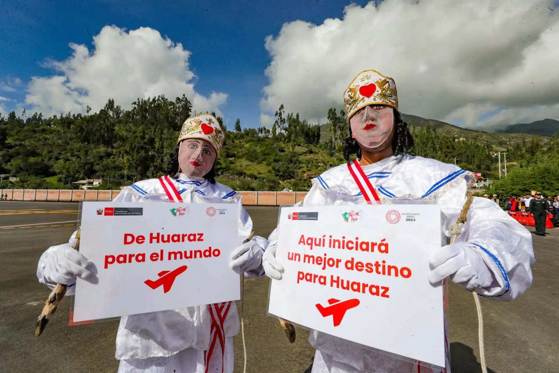 El presidente del Consejo de Ministros, Alberto Otárola, destacó la culminación de las obras de la nueva pista de aterrizaje del aeropuerto Germán Arias Graziani, en Huaraz. Foto: ANDINA/PCM