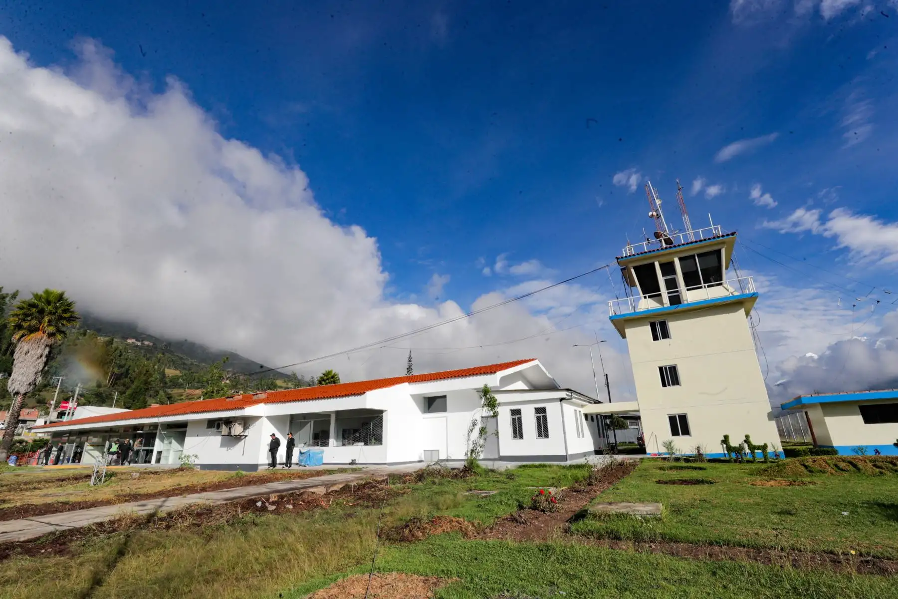 El presidente del Consejo de Ministros, Alberto Otárola, destacó la culminación de las obras de la nueva pista de aterrizaje del aeropuerto Germán Arias Graziani, en Huaraz. Foto: ANDINA/PCM