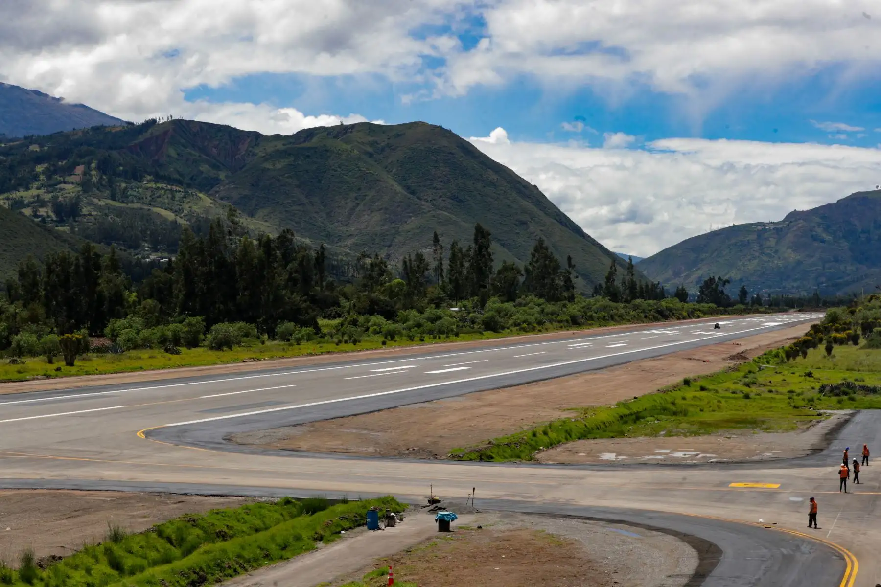 El presidente del Consejo de Ministros, Alberto Otárola, destacó la culminación de las obras de la nueva pista de aterrizaje del aeropuerto Germán Arias Graziani, en Huaraz. Foto: ANDINA/PCM