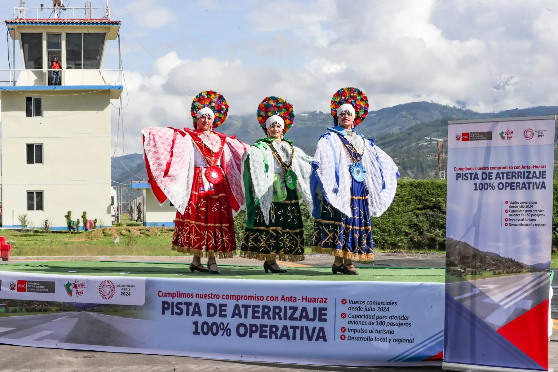 El presidente del Consejo de Ministros, Alberto Otárola, destacó la culminación de las obras de la nueva pista de aterrizaje del aeropuerto Germán Arias Graziani, en Huaraz. Foto: ANDINA/PCM