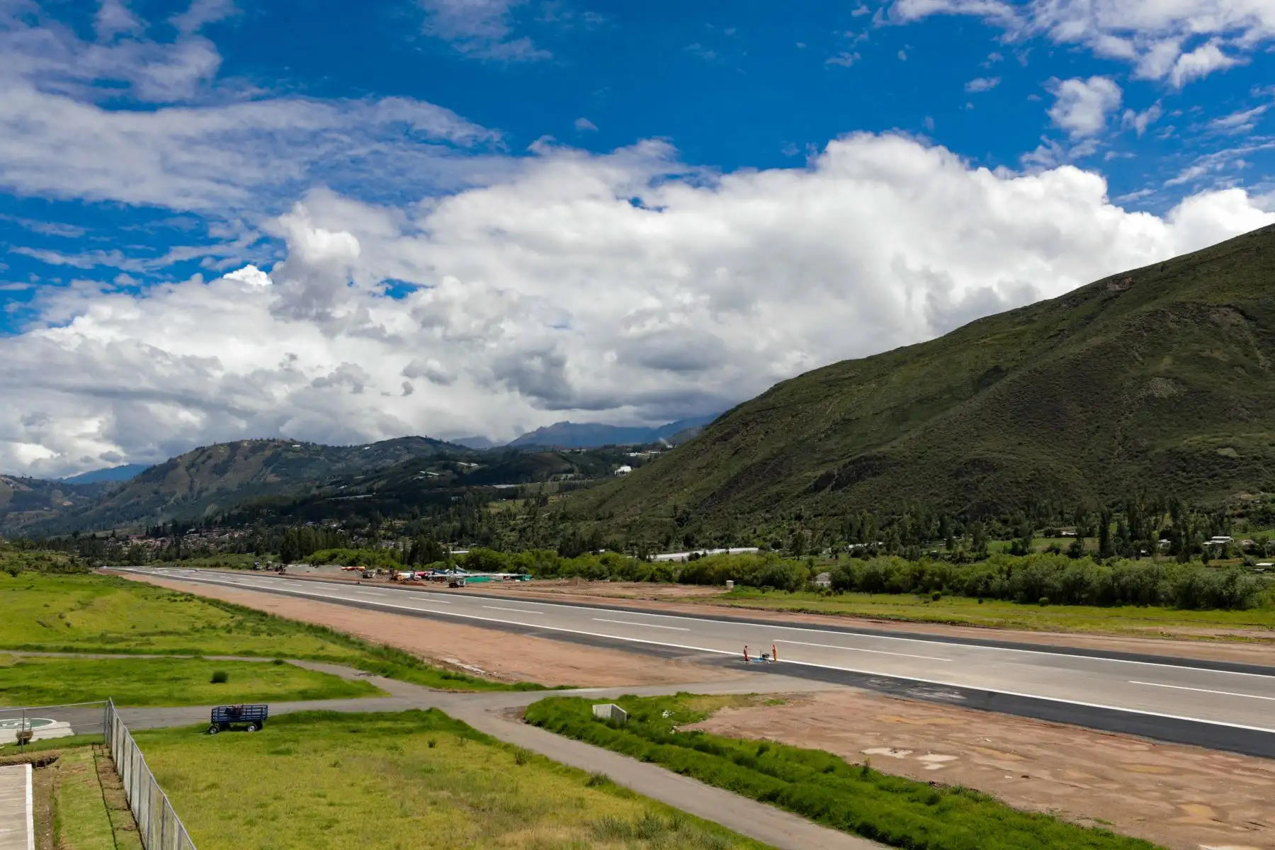 Culminación de las obras de la nueva pista de aterrizaje del aeropuerto Germán Arias Graziani, en Huaraz. Foto: PCM