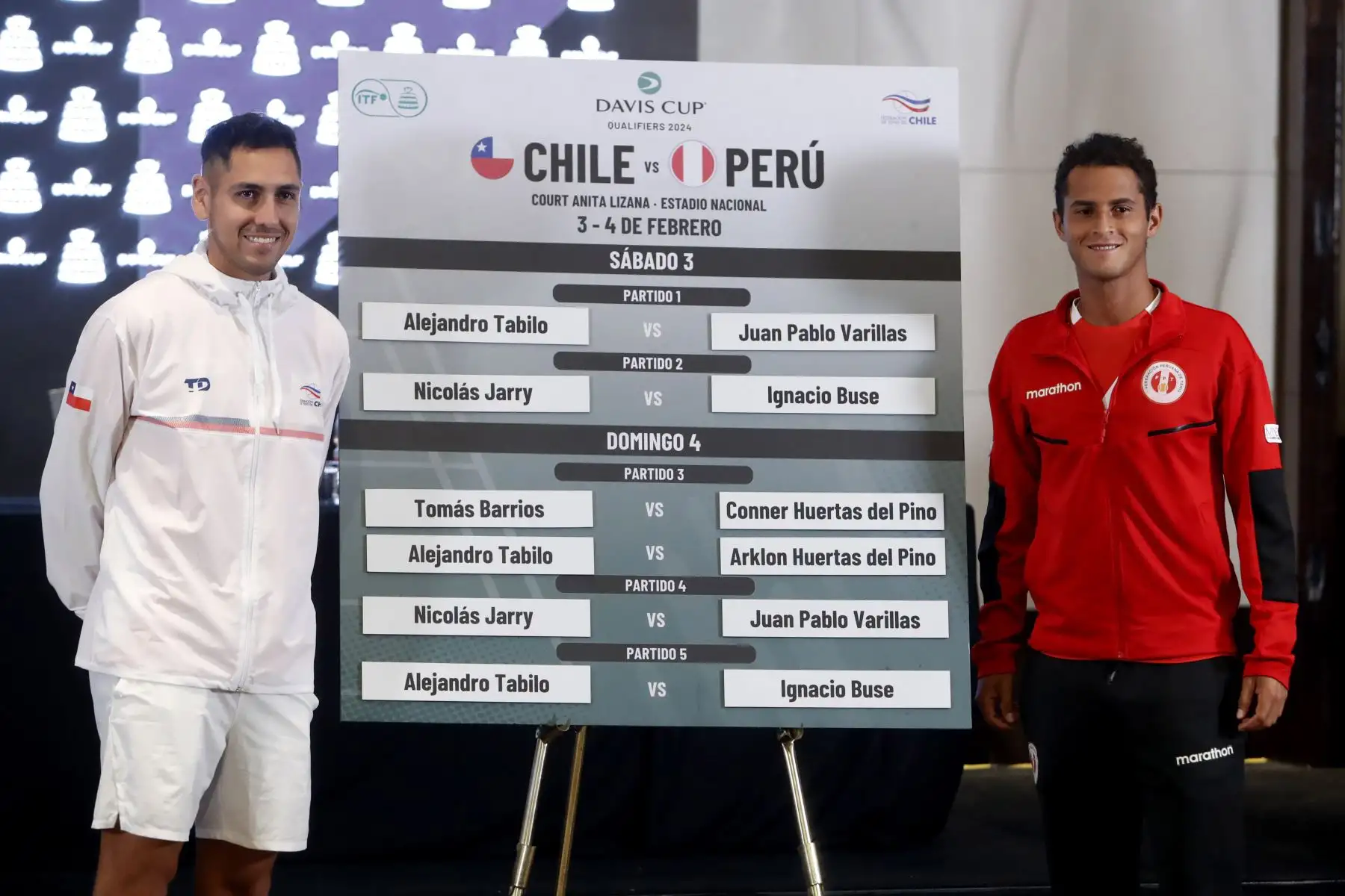 Los tenistas Alejandro Tabilo de Chile y Juan Pablo Varillas de Perú posan hoy, durante el sorteo de la serie de Copa Davis entre Chile y Perú, en Santiago (Chile). 
Foto: ANDINA/EFE