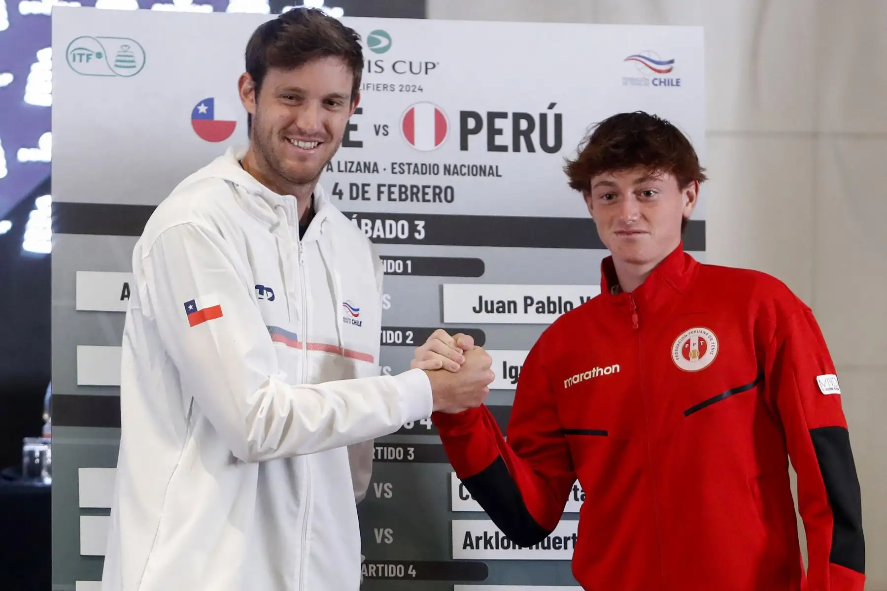 Los tenistas Nicolás Jarry de Chile y Ignacio Buse de Perú posan hoy, durante el sorteo de la serie de Copa Davis entre Chile y Perú, en Santiago.
Foto: ANDINA/EFE