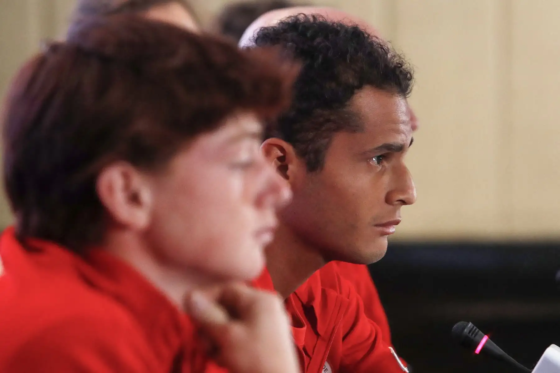 El tenista Juan Pablo Varillas de Perú habla en una rueda de prensa hoy, durante el sorteo de la serie de Copa Davis entre Chile y Perú, en Santiago (Chile). Foto: ANDINA/ EFE