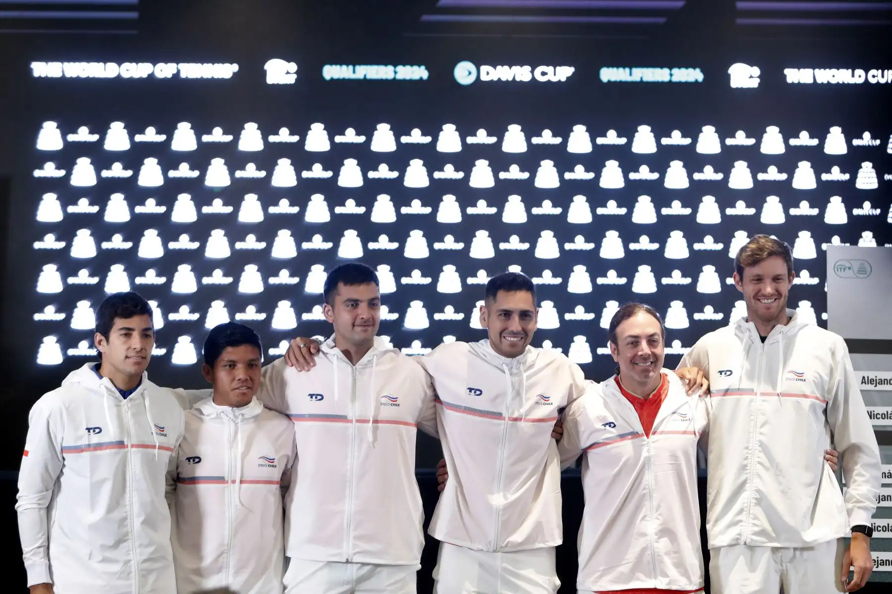 Los tenistas del equipo de Chile posan hoy, durante el sorteo de la serie de Copa Davis entre Chile y Perú, en Santiago (Chile). Foto: ANDINA/ EFE