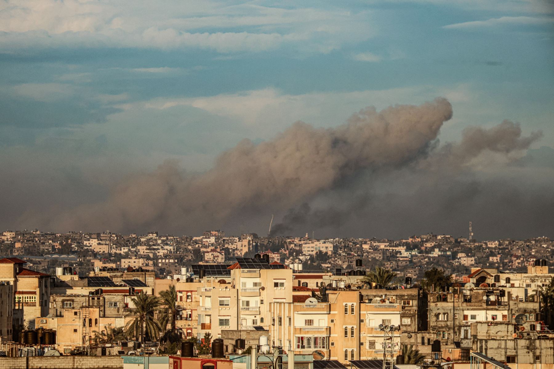 Vista panorámica de una sector de la Franja de Gaza bajo el fuego de la artillería israelí. Foto: AFP