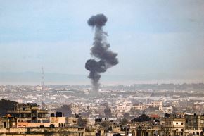 El humo se eleva sobre los edificios en Khan Yunis durante un bombardeo israelí en Gaza (imagen referencial). Foto: AFP