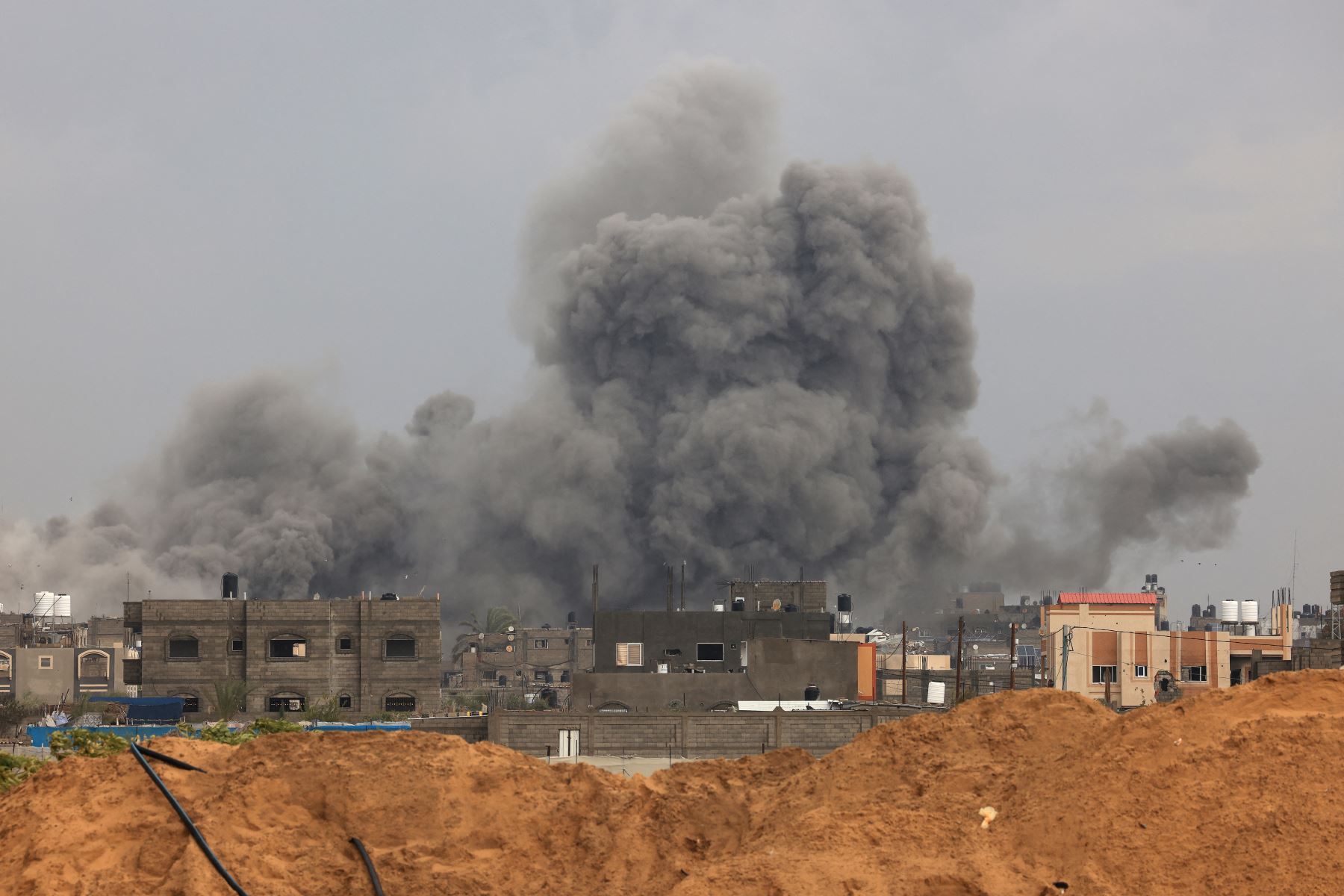 El humo se eleva sobre los edificios en Khan Yunis durante el bombardeo israelí el 2 de febrero de 2024. Foto: AFP