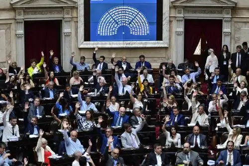 Diputados argentinos participan en la sesión plenaria en la cual se retomó el debate de la 