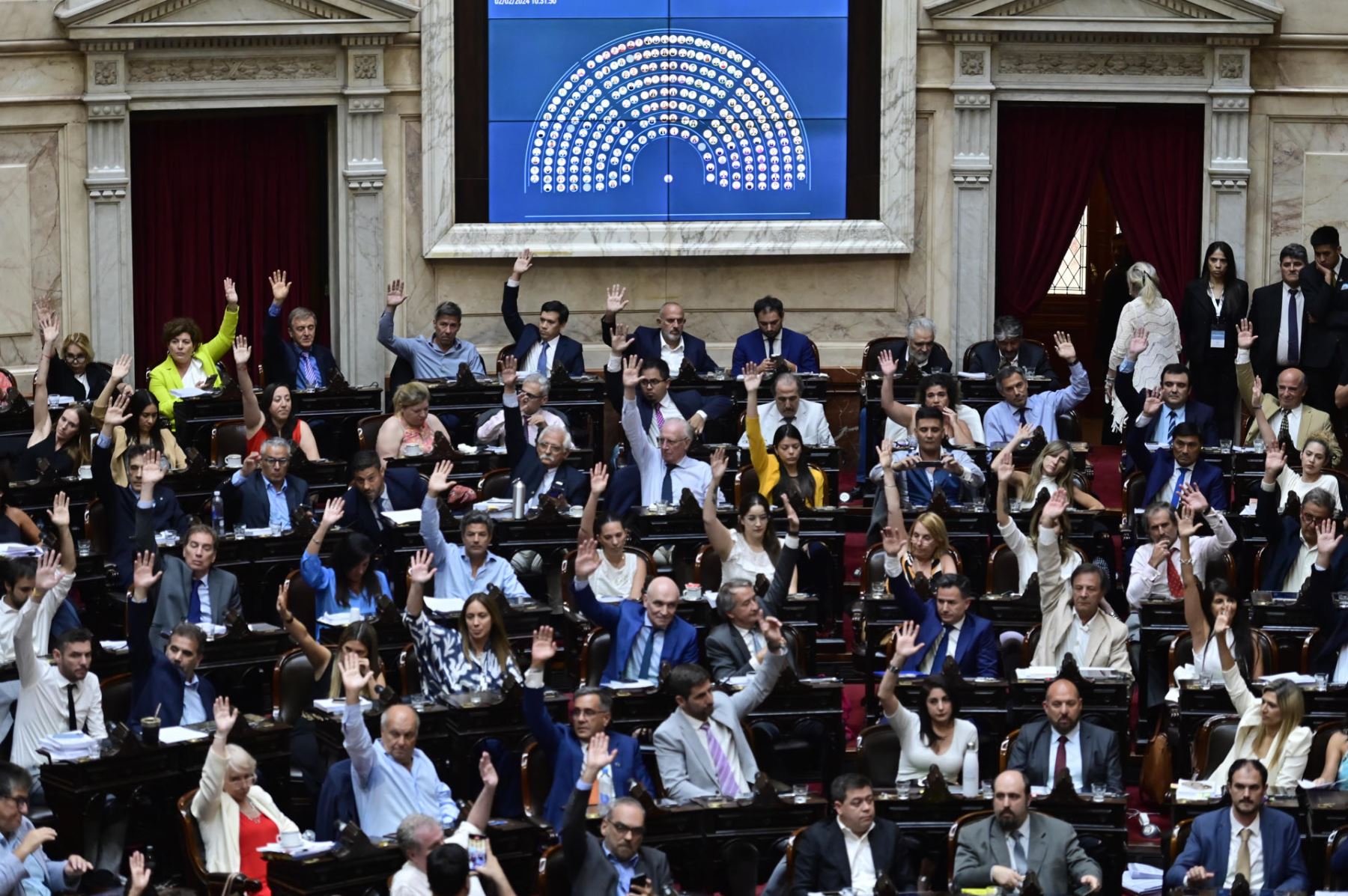 Diputados argentinos participan en la sesión plenaria en la cual se retomó el debate de la 