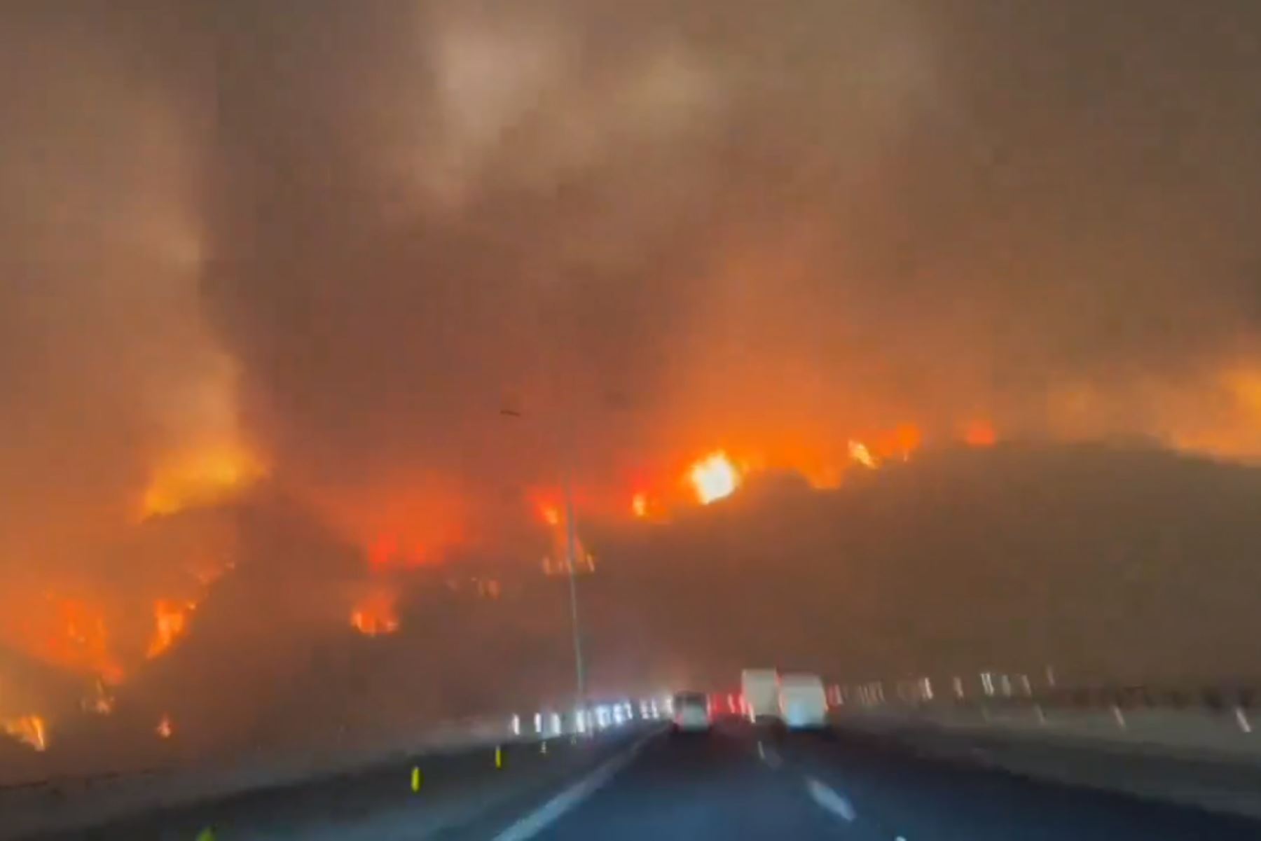 Autoridades en Chile han solicitado la evacuación de áreas cercanas a la comuna de Viña del Mar, debido a un incendio forestal. Foto: Twitter